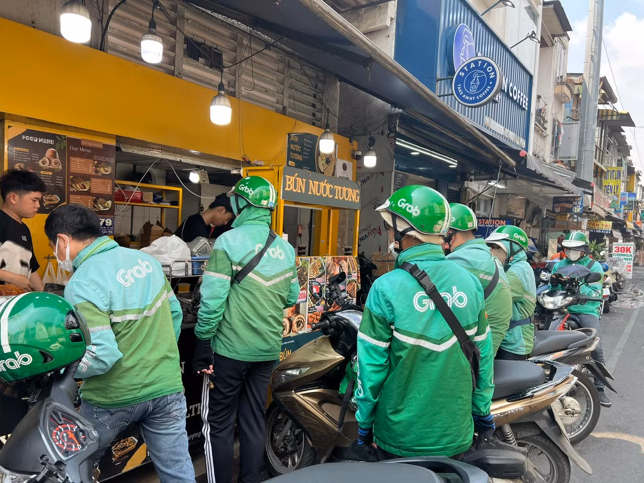 Rằm tháng Giêng còn gọi là Tết Nguyên Tiêu, nhiều người có thói quen ăn chay trong ngày này để cầu bình an, may mắn cho gia đình. Năm nay, rằm tháng Giêng rơi vào ngày 12/2. Tại TPHCM, nhiều tiệm ăn đã chuyển sang kinh doanh món chay trong ngày này để phục vụ nhu cầu ăn chay của thực khách.