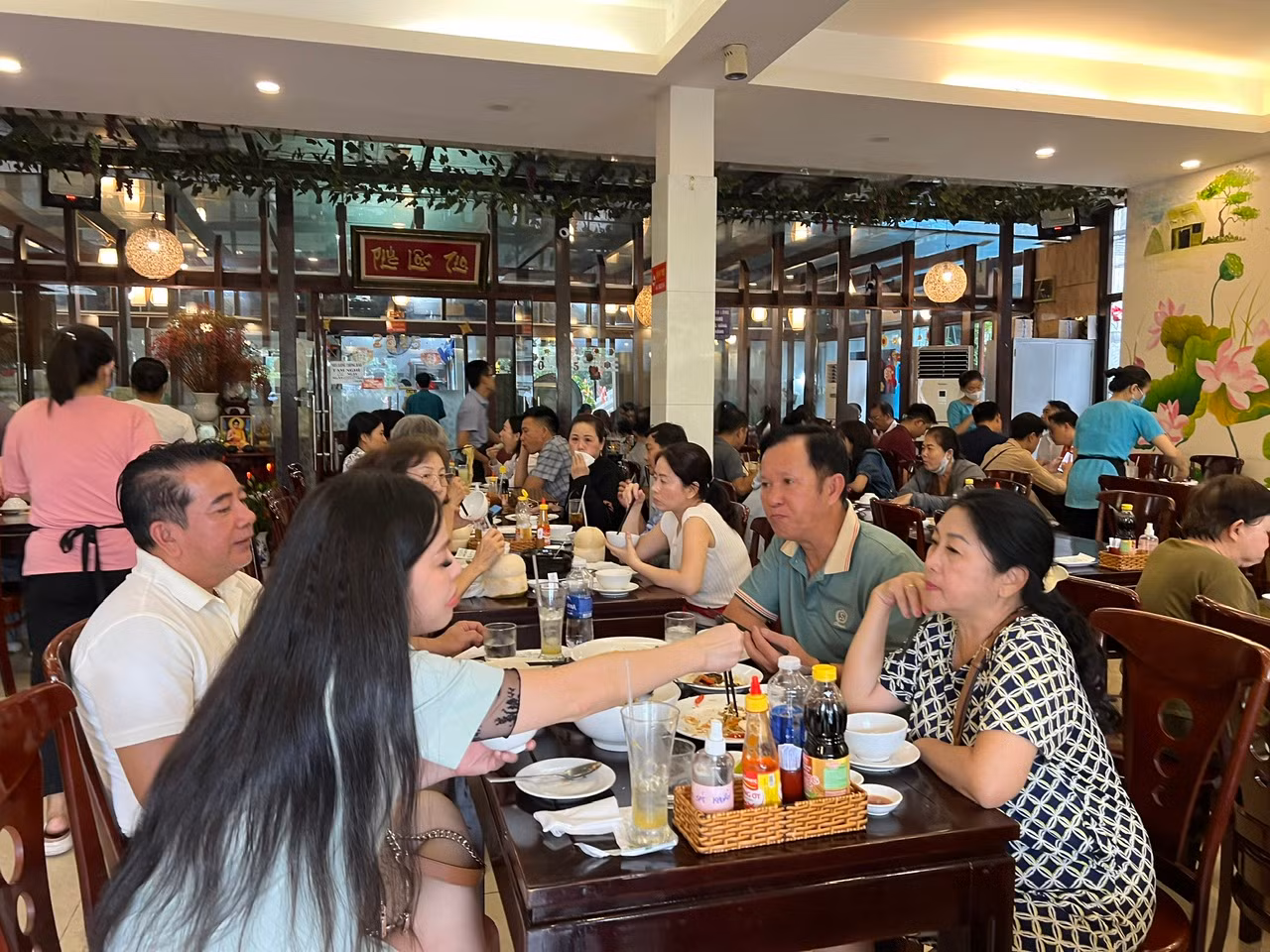 Nhà hàng chay trong chùa Vĩnh Nghiêm (quận 3) không còn một bàn trống. Nhân viên cho biết, nhà hàng đông từ sáng sớm đến chiều tối. Khách đi theo nhóm nên đến sớm hoặc đặt chỗ trước, tránh phải chờ đợi lâu.