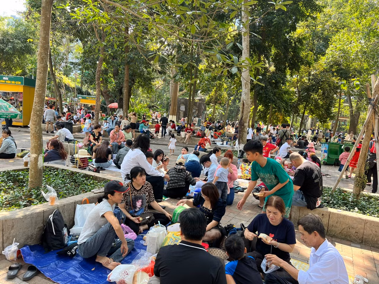 Những vị trí có bóng mát được các gia đình tận dụng làm nơi nghỉ chân, ăn uống. "Đồ ăn thức uống mình tự chuẩn bị ở nhà, đi chơi cả ngày nhưng chi phí chưa tới 100.000 đồng/người" - anh Nguyễn Văn Hải (ngụ tỉnh Bình Dương) cho hay.