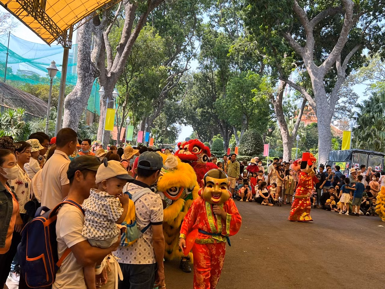 Không chỉ tham quan vườn thú, du khách còn được xem múa lân, xiếc, ca nhạc... trong suốt những ngày Tết.
