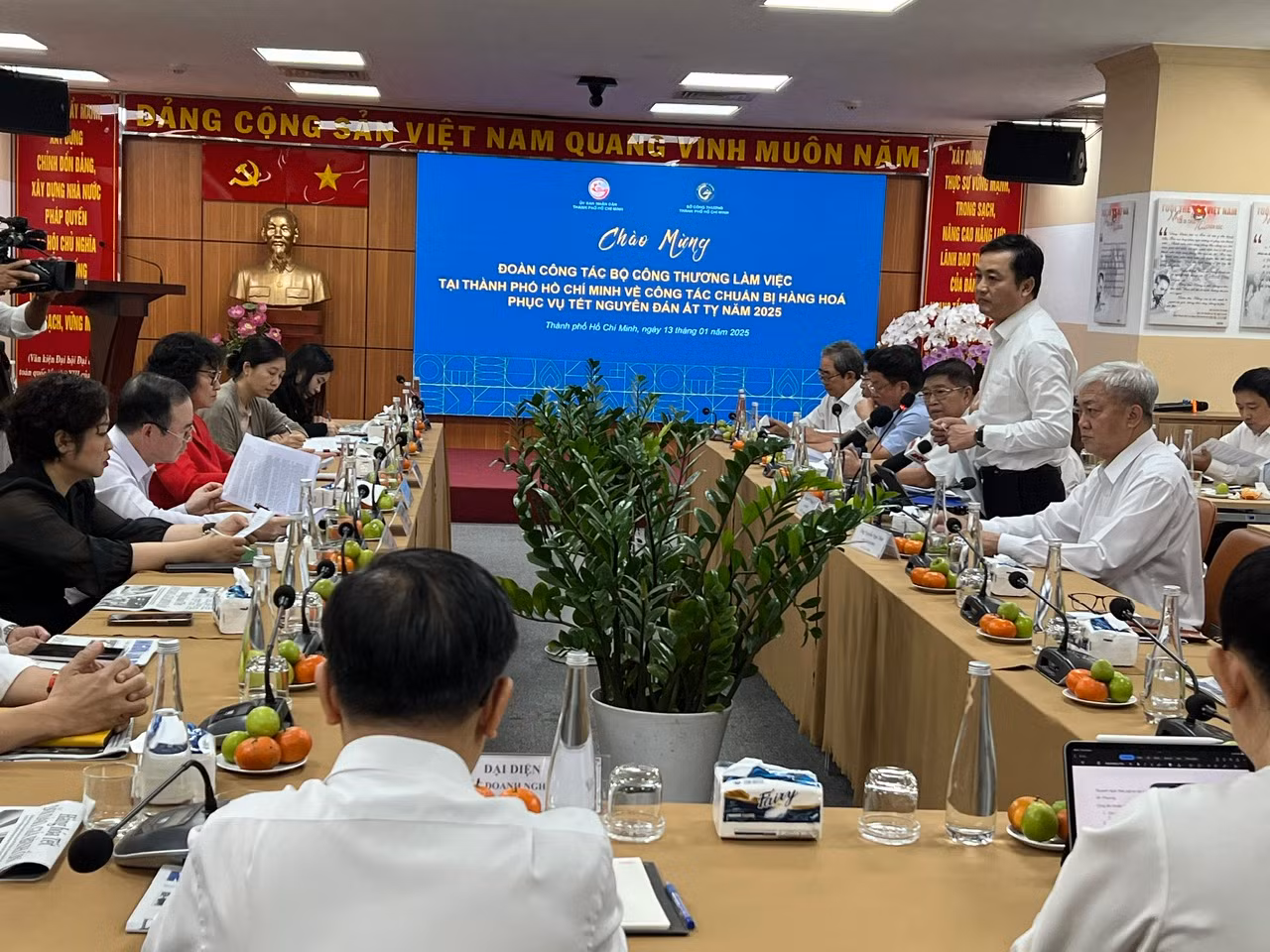 Giám đốc Sở Công Thương TPHCM Bùi Tá Hoàng Vũ báo cáo tình hình hàng Tết với đoàn công tác của Bộ Công Thương.