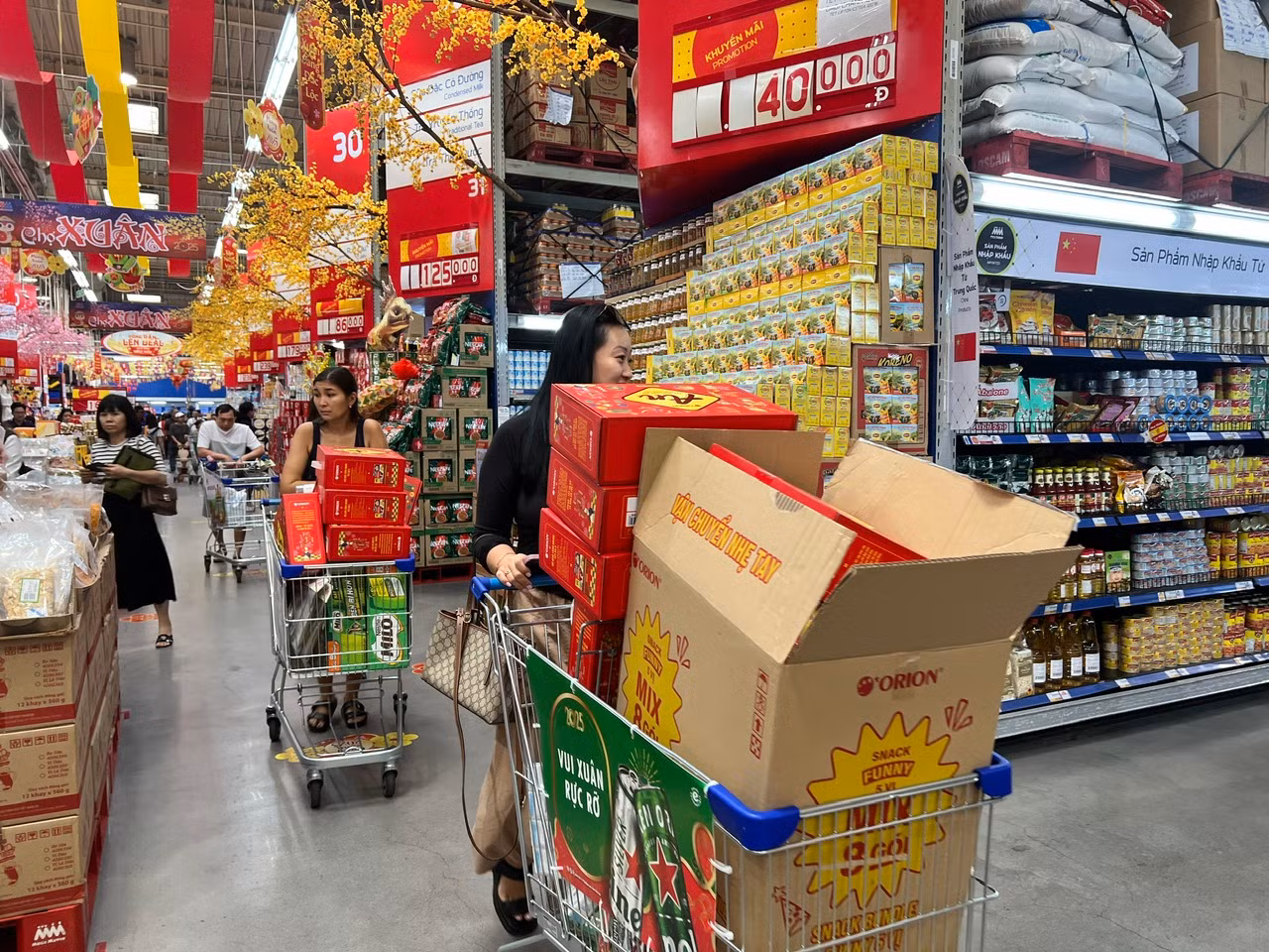 Người dân đến siêu thị mua sắm Tết sớm.