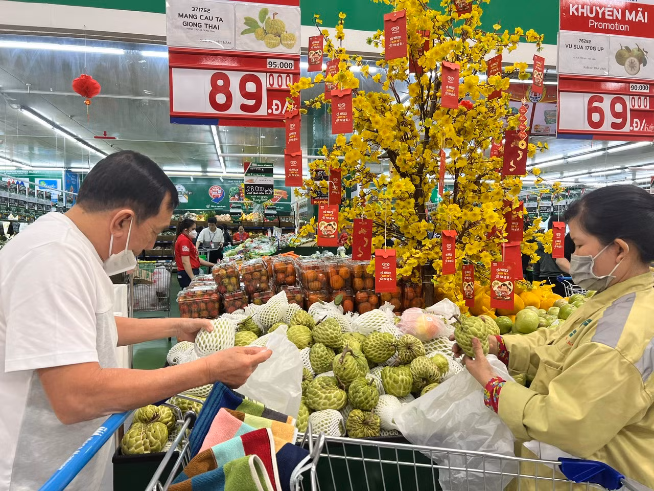Hàng Tết dồi dào, giá ổn định.