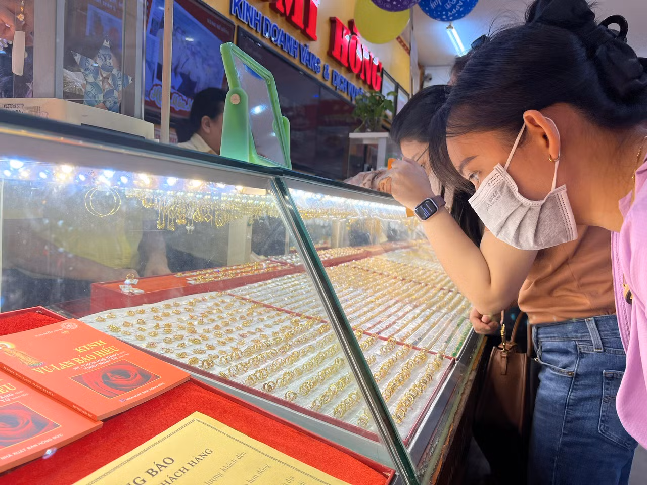 Trong chiều 6/2, giá vàng miếng SJC "quay đầu" giảm hơn cả triệu đồng so với buổi sáng. Theo đó, giá vàng miếng SJC mua vào còn 86,9 triệu đồng/lượng, bán ra 90,1 triệu đồng/lượng. Giá vàng nhẫn và vàng trang sức 99,99 các loại cũng giảm mạnh, khi các doanh nghiệp giao dịch mua vào 86,9 triệu đồng/lượng, bán ra 90 triệu đồng/lượng, giảm 600.000 đồng/lượng so với sáng nay.