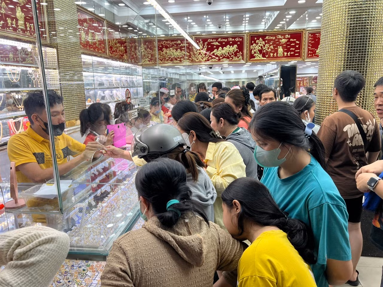 Tiệm vàng vẫn đông nghịt dù đã hơn 21h.