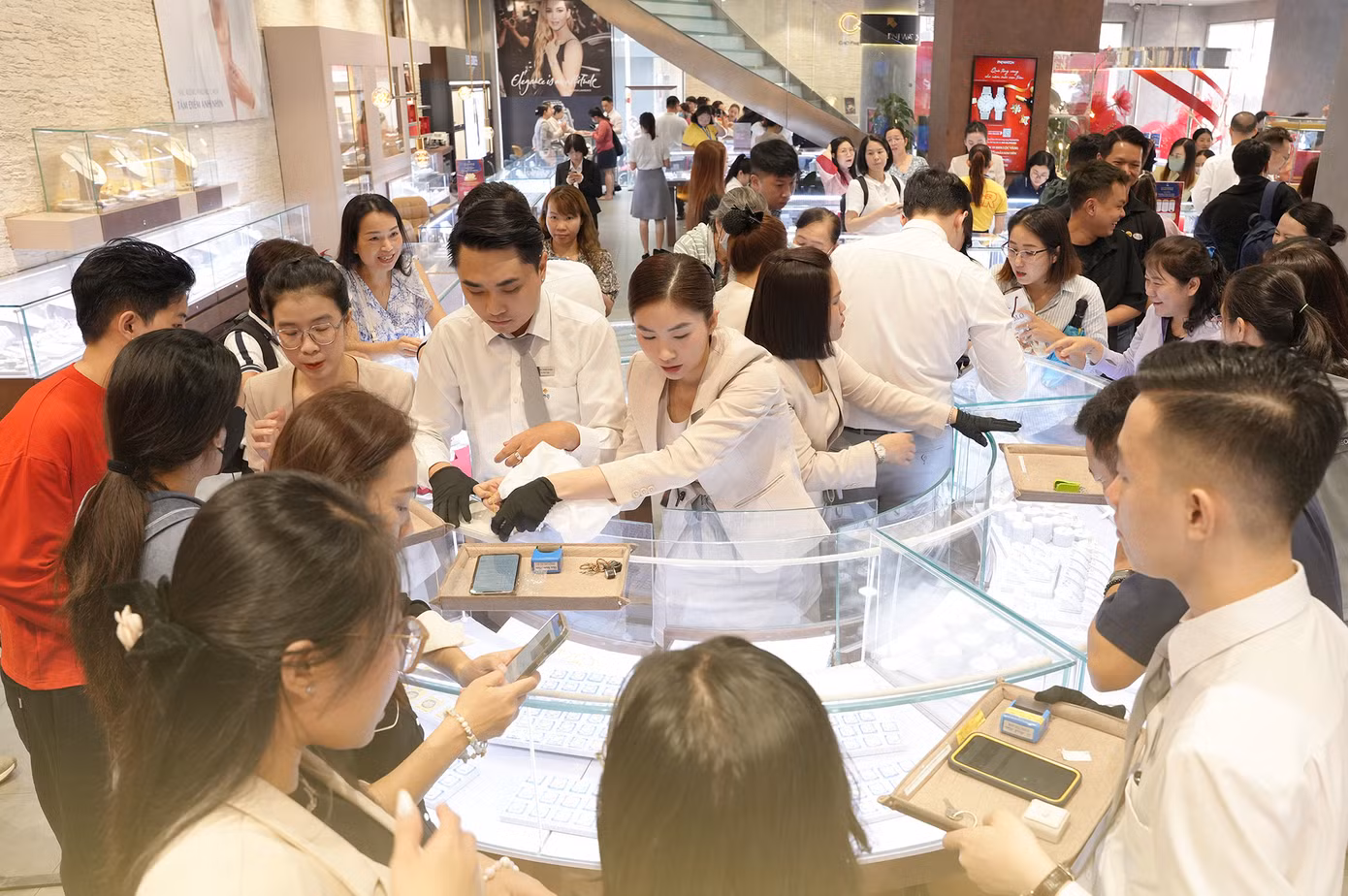 Càng về cuối ngày, cửa hàng PNJ càng đông khách. Một tiệm vàng trên đường Hai Bà Trưng (quận 3), khách hàng nườm nượp đến “rước” Thần Tài.