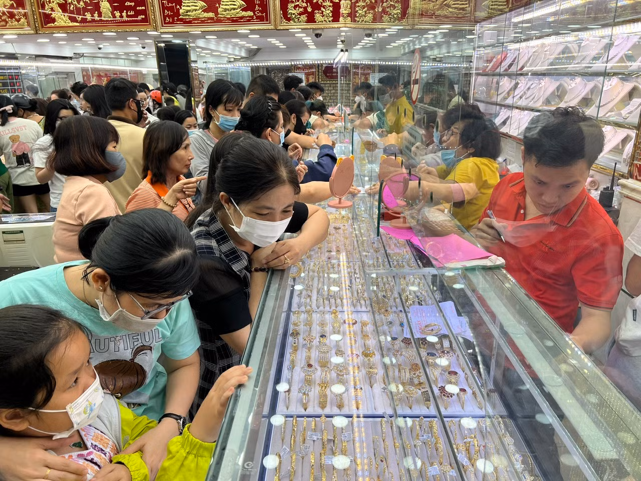 "Mỗi năm, tôi đều có thói quen mua chiếc nhẫn trơn trong ngày Thần Tài, vàng 18K có giá mềm, hợp túi tiền của mình. Chiếc nhẫn loại 1 chỉ có giá nhỉnh hơn 8 triệu một chút" - chị Hương Giang (27 tuổi, ngụ quận 6) chia sẻ