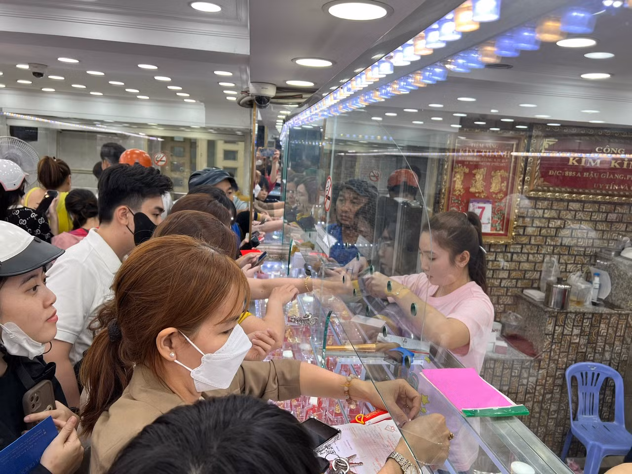 Nhiều khách hàng có nhu cầu "lên đời" trang sức, đổi cũ lấy mới và chỉ bù thêm chút ít tiền. "Vàng tuy đã giảm giá so với ngày hôm trước vía Thần Tài nhưng tính ra vẫn còn cao. Vì vậy tôi bán vàng cũ, bù tiền mua thêm vàng mới" - chị Thư (ngụ quận 8) chia sẻ.