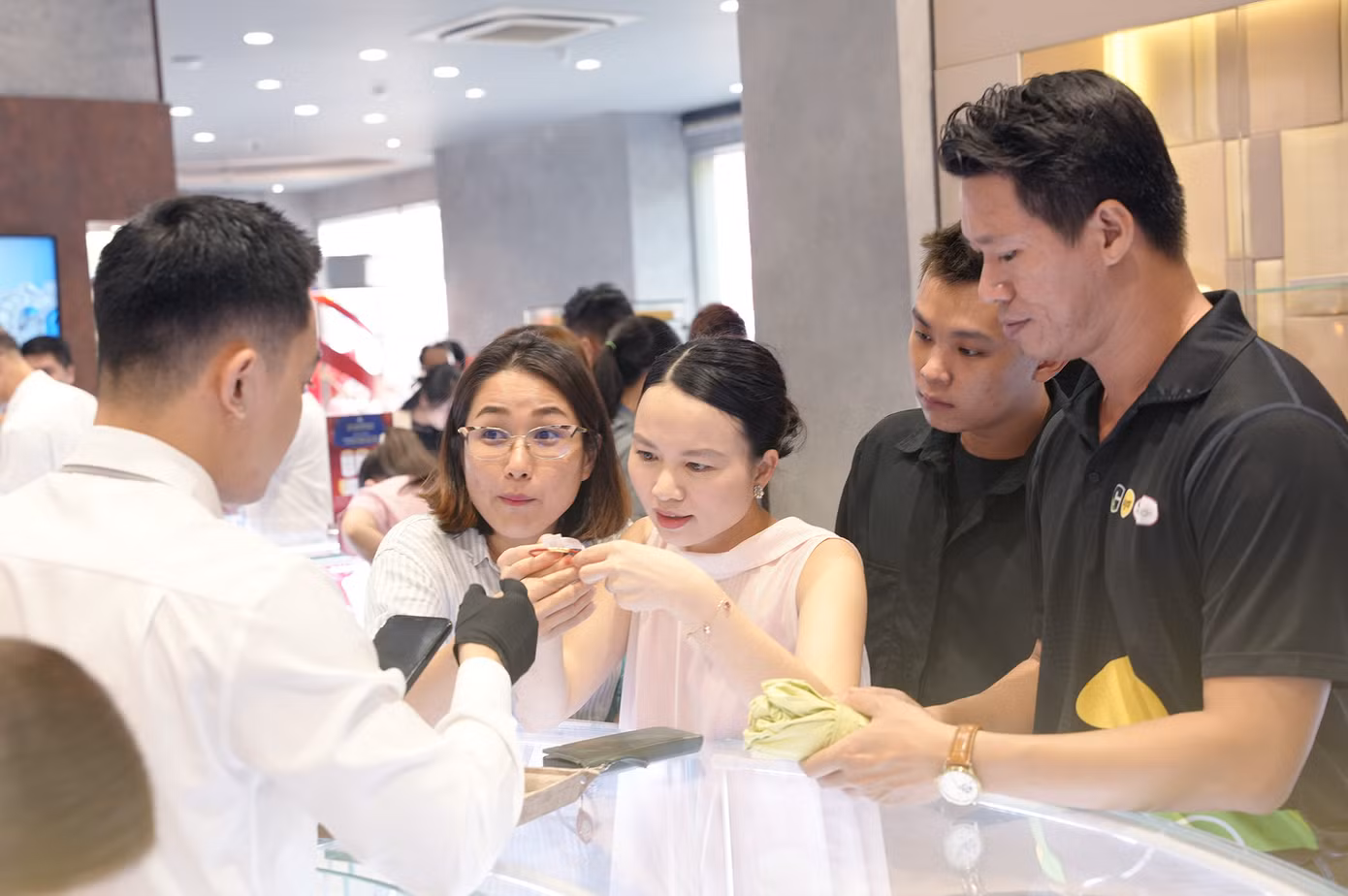 "Buổi tối mát mẻ nên tôi quyết định đi sắm chỉ vàng cất ví để lấy hên. Cứ tưởng giờ này tiệm sẽ vắng, nhưng không ngờ khách lại rất đông. Tuy nhiên chúng tôi được nhân viên phục vụ nhanh chóng, tư vấn nhiều mẫu vàng rất ưng ý" - chị Gia Hân (ngụ quận Bình Thạnh) đi sắm vàng cùng nhóm bạn cho biết.
