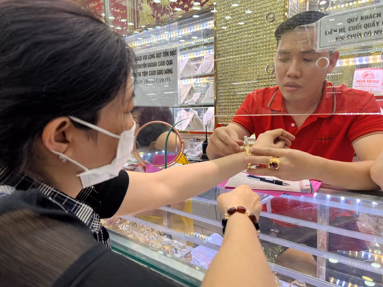 Những tiệm vàng có thương hiệu quen thuộc, thu mua vàng trở lại giá cao, tiền công chế tác rẻ thường được người dân ưu tiên lựa chọn khi có nhu cầu mua sắm vàng.
