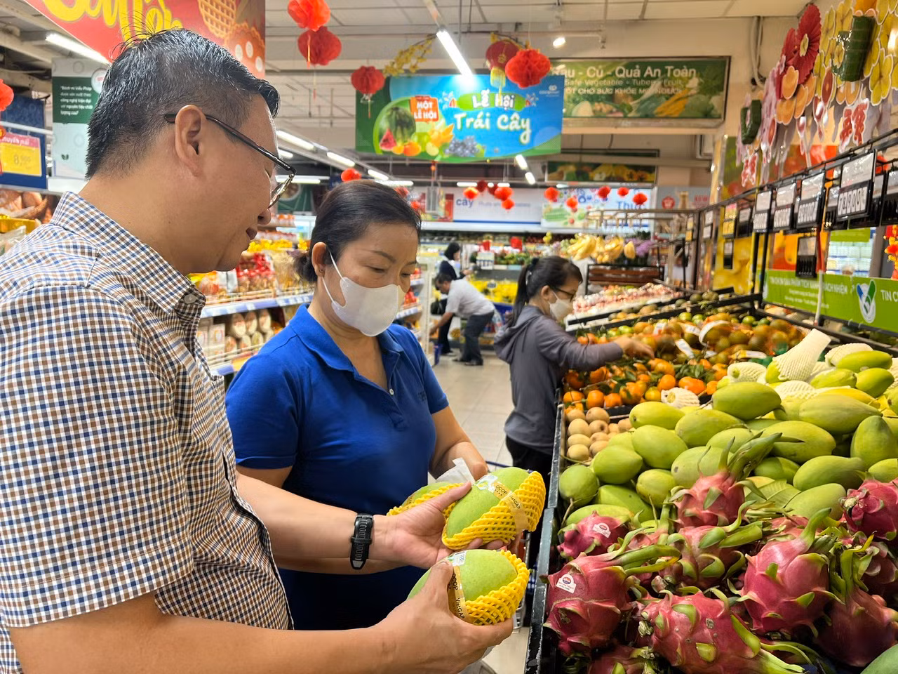 Những sản phẩm OCOP (mỗi xã một sản phẩm) được khách hàng ưa chuộng. Năm nay, xoài cát Cần Giờ có giá 109.000 đồng/kg được trồng theo tiêu chuẩn VietGap được khách hàng ưa chuộng chọn mua để bày mâm ngũ quả đón xuân.