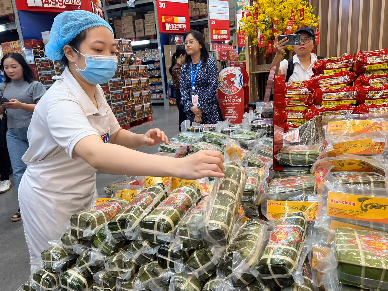 Bánh chưng, bánh tét sẵn sàng phục vụ khách mua sắm