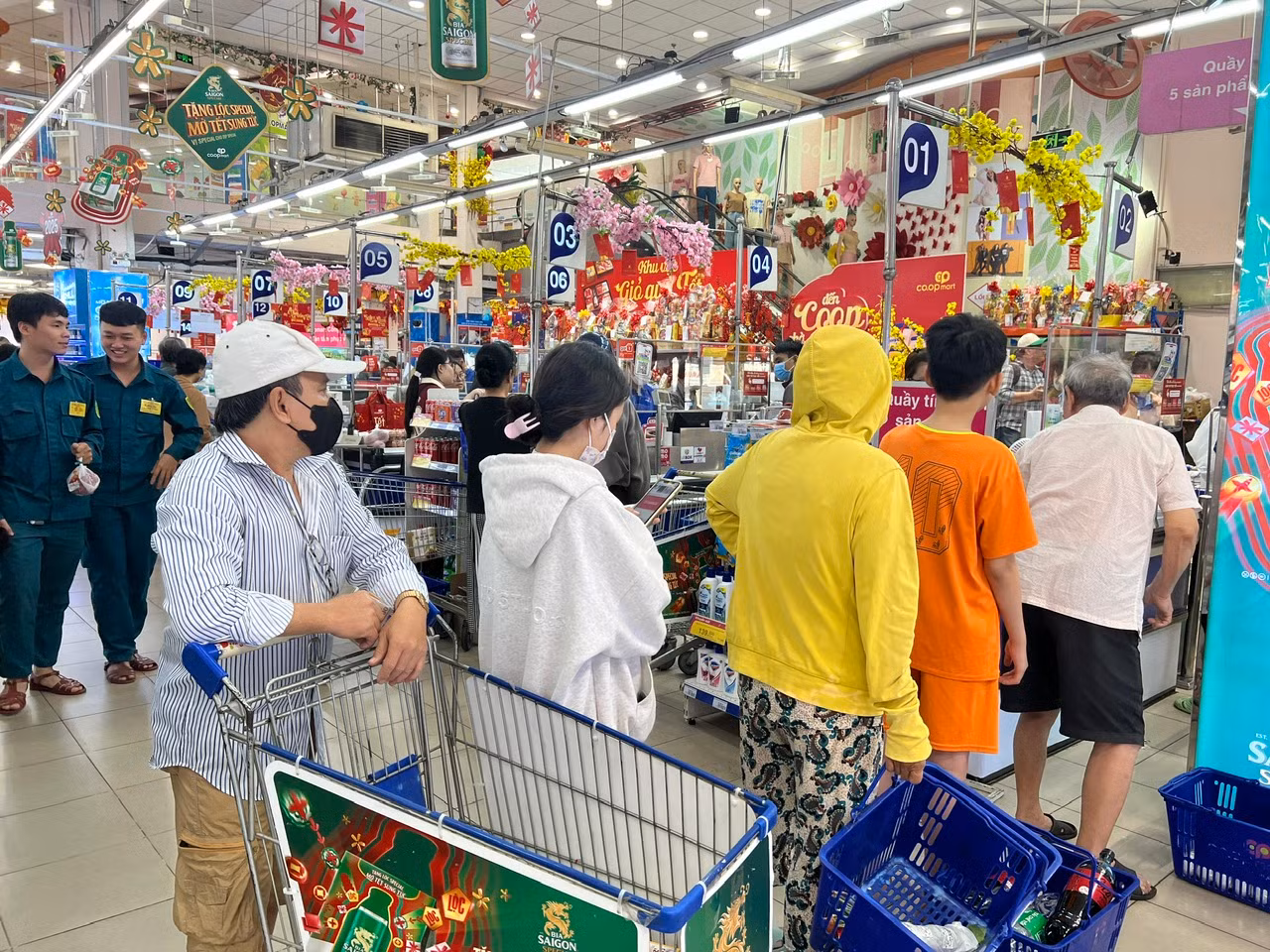 Dịp Tết năm nay, các siêu thị kéo dài thời gian mở cửa phục vụ khách. Từ nay đến hết 28 Tết, MM Mega Market mở cửa hoạt động 24/24. Hệ thống Co.opmart, Satra, GO!, Big C, Aeon, Emart... phục vụ đến 23h, đồng thời mở thêm quầy phụ thanh toán để khách không phải chờ lâu.