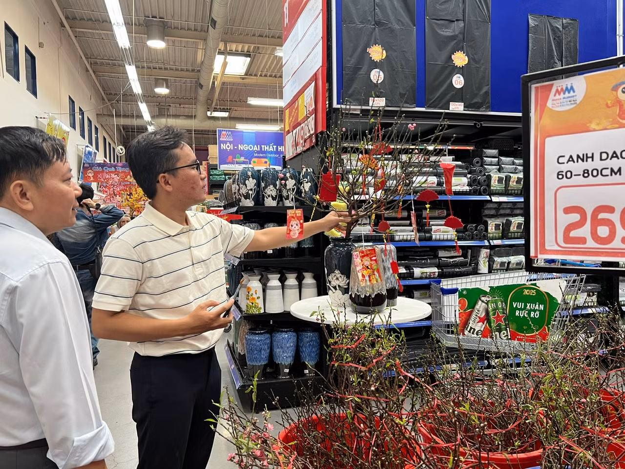 Riêng ngày 28/1 (29 tháng Chạp), các siêu thị đều phục vụ khách mua sắm đến 12 trưa và tạm nghỉ; đồng thời sẽ hoạt động trở lại vào mùng 2 hoặc mùng 3 Tết, tùy hệ thống.