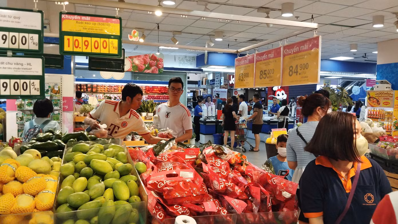 Dịp này, các siêu thị như Satra, Go!, Big C, Emart... cũng tung nhiều khuyến mãi lên tới 50%, áp dụng với nhiều mặt hàng từ thực phẩm, thời trang đến hàng gia dụng. Saigon Co.op “mở tiệc ưu đãi” với hàng loạt chương trình khuyến mãi hấp dẫn tại toàn bộ hệ thống Co.opmart và Co.opXtra, diễn ra xuyên suốt đến ngày 9/4.