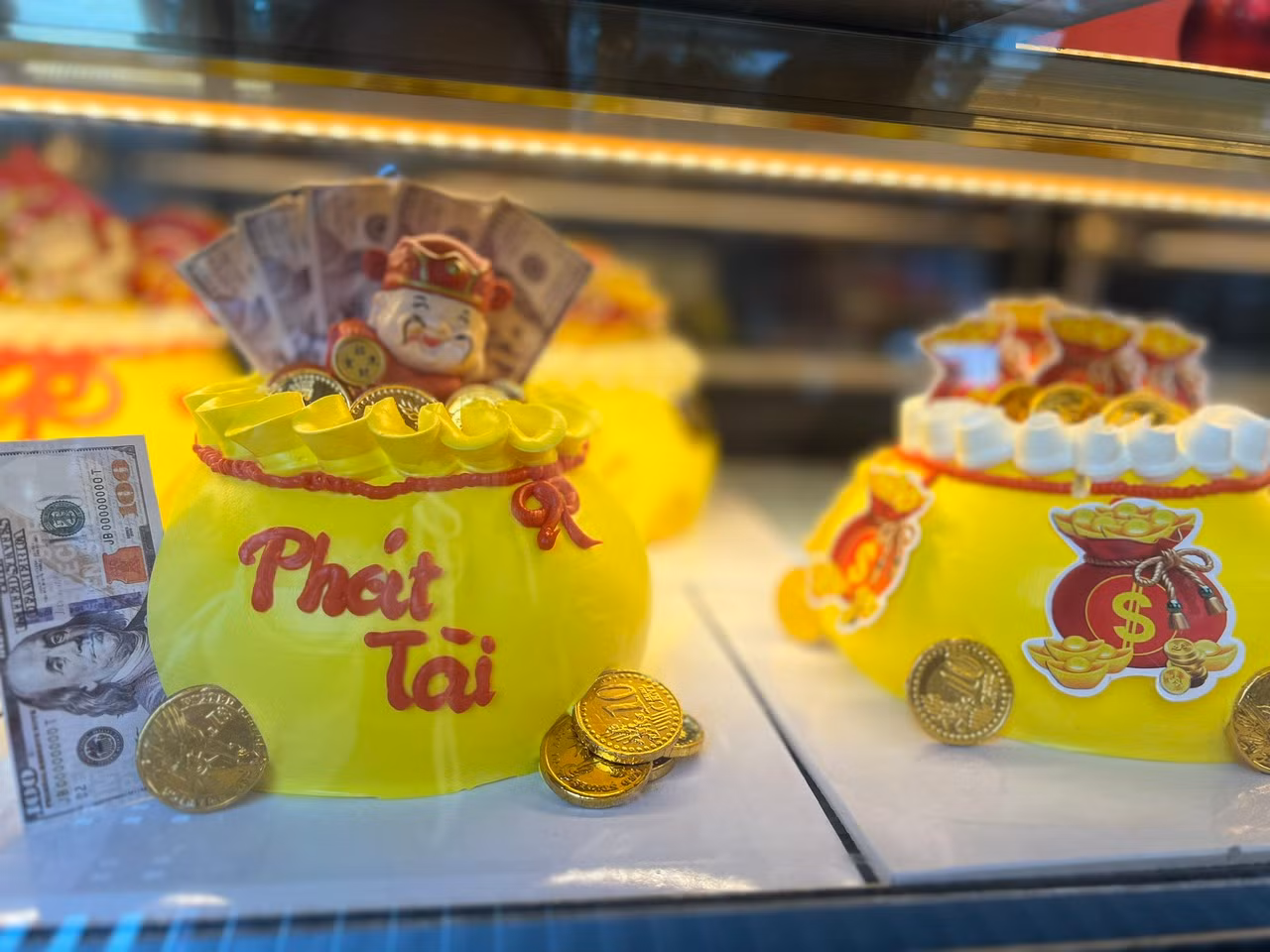 Theo thợ làm bánh, để làm được bánh Thần Tài đẹp, có hồn đòi hỏi người thợ phải có tay nghề vững, cũng như có khiếu sáng tạo để tạo hình những chiếc bánh đẹp mắt. "Bánh Thần Tài có giá từ 200.000 - 220.000 đồng/cái. Hiện bánh này đang được rất nhiều khách hàng đặt trước" - nhân viên một tiệm bánh kem trên đường Trần Quý (quận 11) cho biết. Theo thợ làm bánh, để làm được bánh Thần Tài đẹp, có hồn đòi hỏi người thợ phải có tay nghề vững, cũng như có khiếu sáng tạo để tạo hình những chiếc bánh đẹp mắt. "Bánh Thần Tài có giá từ 200.000 - 220.000 đồng/cái. Hiện bánh này đang được rất nhiều khách hàng đặt trước" - nhân viên một tiệm bánh kem trên đường Trần Quý (quận 11) cho biết.