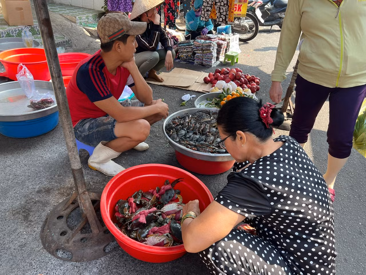 Tôm, cua cũng được tiểu thương bày bán, giá tăng cao. Như cua loại nhỏ có giá tới 400.000 đồng/kg, tôm càng xanh còn sống giá 398.000 đồng/con... Tôm, cua cũng được tiểu thương bày bán, giá tăng cao. Như cua loại nhỏ có giá tới 400.000 đồng/kg, tôm càng xanh còn sống giá 398.000 đồng/con...