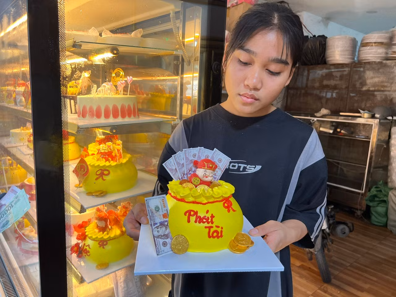 Dịp này, các tiệm bánh kem cũng tung ra nhiều sản phẩm bánh phục vụ thị trường Thần Tài vô cùng bắt mắt. Bánh được làm thành hình hũ vàng với đầy ắp những đồng tiền vàng xung quanh, kèm theo dòng chữ được ghi theo yêu cầu của khách như phát tài, phát lộc, Tài - Lộc... Nhiều khách hàng mua bánh kem Thần Tài để cúng khai trương trong ngày này, hoặc bày mâm cúng trên bàn thờ Thần Tài. Dịp này, các tiệm bánh kem cũng tung ra nhiều sản phẩm bánh phục vụ thị trường Thần Tài vô cùng bắt mắt. Bánh được làm thành hình hũ vàng với đầy ắp những đồng tiền vàng xung quanh, kèm theo dòng chữ được ghi theo yêu cầu của khách như phát tài, phát lộc, Tài - Lộc... Nhiều khách hàng mua bánh kem Thần Tài để cúng khai trương trong ngày này, hoặc bày mâm cúng trên bàn thờ Thần Tài.