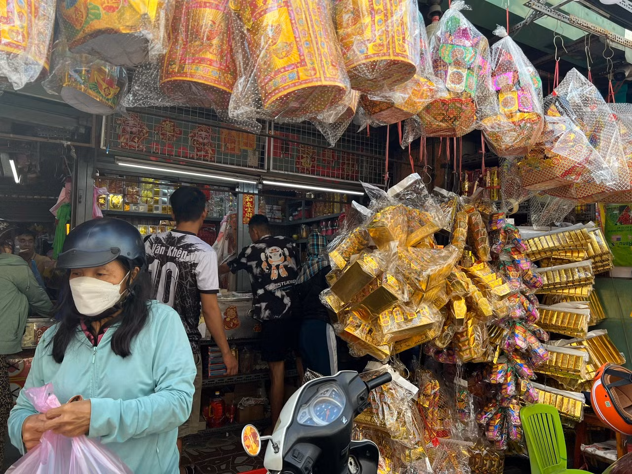 Khách mua vàng mã sát ngày vía Thần Tài Khách mua vàng mã sát ngày vía Thần Tài