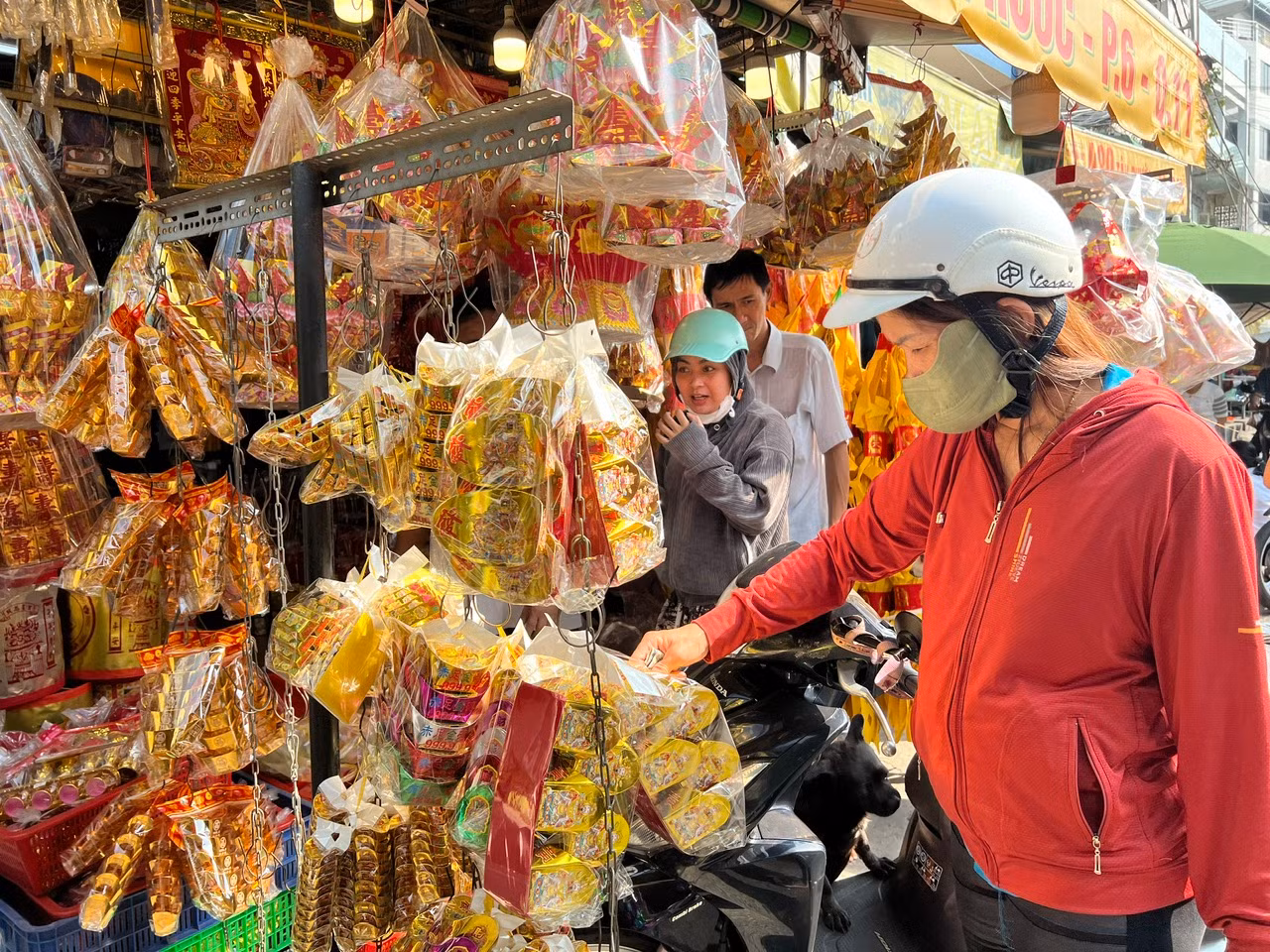 Khách hàng tìm mua thỏi vàng để bày trên bàn thờ Thần Tài. "Năm nào tôi cũng bày mâm cúng trong ngày vía Thần Tài, trong đó không thể thiếu tiền vàng, thỏi vàng... với ước mong làm ăn thuận lợi, buôn may bán đắt" - chị Thu (ngụ quận 6) cho biết. Khách hàng tìm mua thỏi vàng để bày trên bàn thờ Thần Tài. "Năm nào tôi cũng bày mâm cúng trong ngày vía Thần Tài, trong đó không thể thiếu tiền vàng, thỏi vàng... với ước mong làm ăn thuận lợi, buôn may bán đắt" - chị Thu (ngụ quận 6) cho biết.