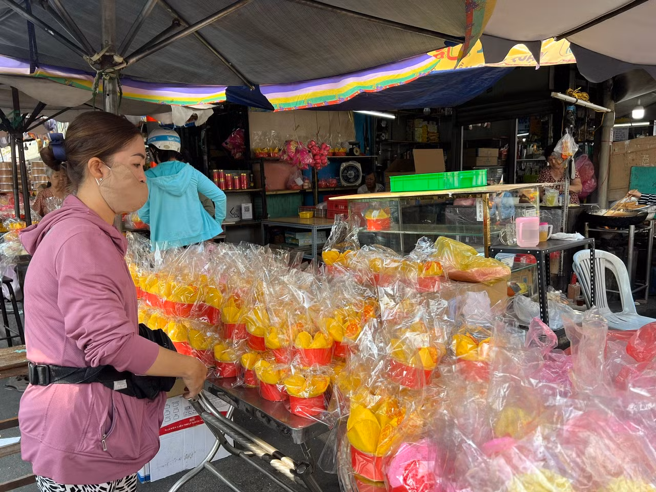 Bánh thỏi vàng có màu vàng hoặc hồng, là một dạng bánh bông lan nhưng được làm to hơn, giá từ 60.000 đồng/cái trở lên, tùy theo lớn nhỏ. "Từ sáng đến giờ, những loại bánh thỏi vàng này bán rất chạy, còn bánh đào tiên tạm hết hàng. Thợ đang tiếp tục làm và khách muốn mua có thể chờ đợi" - một tiểu thương kinh doanh bánh tại chợ cho biết. Bánh thỏi vàng có màu vàng hoặc hồng, là một dạng bánh bông lan nhưng được làm to hơn, giá từ 60.000 đồng/cái trở lên, tùy theo lớn nhỏ. "Từ sáng đến giờ, những loại bánh thỏi vàng này bán rất chạy, còn bánh đào tiên tạm hết hàng. Thợ đang tiếp tục làm và khách muốn mua có thể chờ đợi" - một tiểu thương kinh doanh bánh tại chợ cho biết.