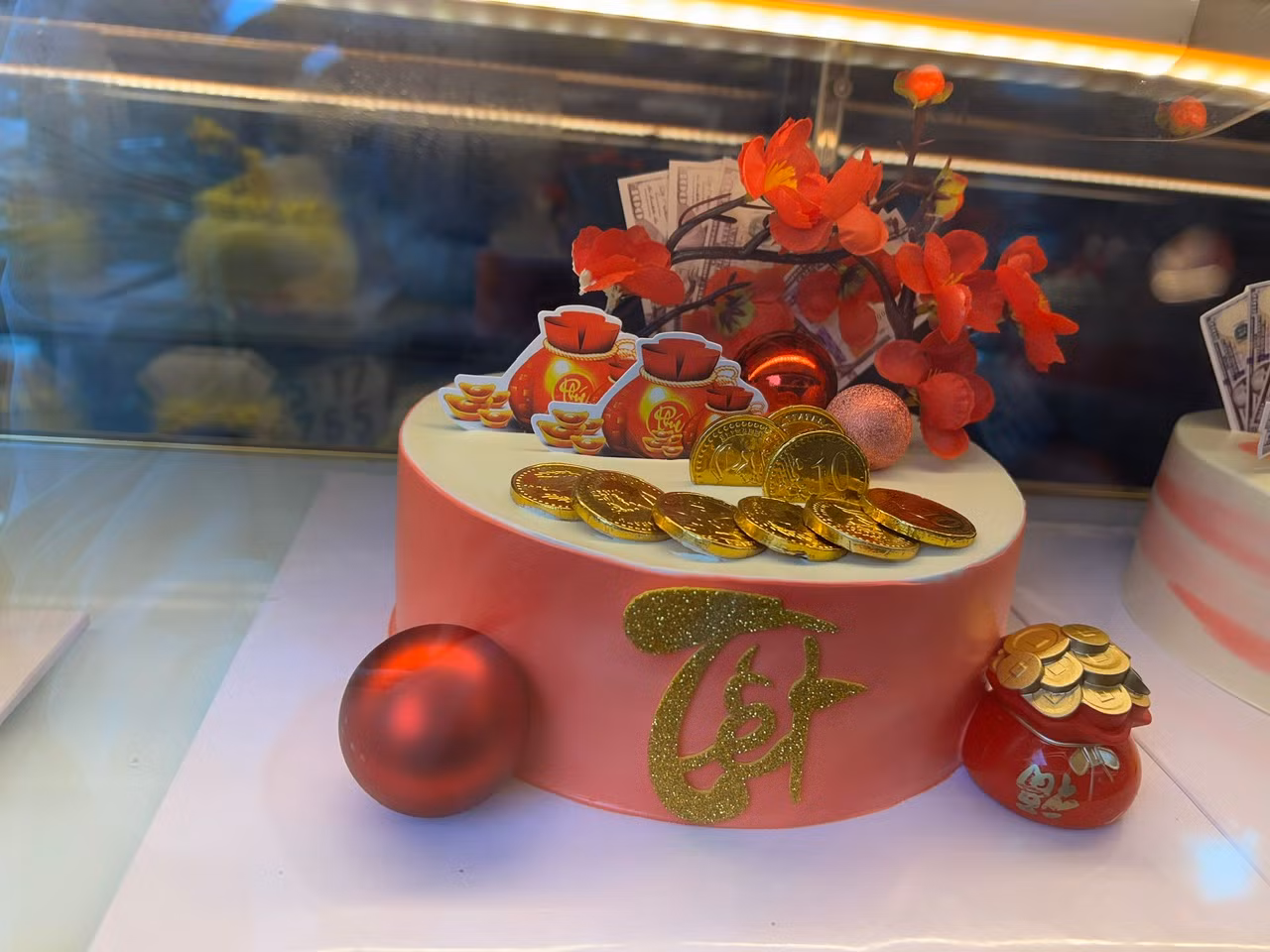 Theo thợ làm bánh, để làm được bánh Thần Tài đẹp, có hồn đòi hỏi người thợ phải có tay nghề vững, cũng như có khiếu sáng tạo để tạo hình những chiếc bánh đẹp mắt. "Bánh Thần Tài có giá từ 200.000 - 220.000 đồng/cái. Hiện bánh này đang được rất nhiều khách hàng đặt trước" - nhân viên một tiệm bánh kem trên đường Trần Quý (quận 11) cho biết. Theo thợ làm bánh, để làm được bánh Thần Tài đẹp, có hồn đòi hỏi người thợ phải có tay nghề vững, cũng như có khiếu sáng tạo để tạo hình những chiếc bánh đẹp mắt. "Bánh Thần Tài có giá từ 200.000 - 220.000 đồng/cái. Hiện bánh này đang được rất nhiều khách hàng đặt trước" - nhân viên một tiệm bánh kem trên đường Trần Quý (quận 11) cho biết.