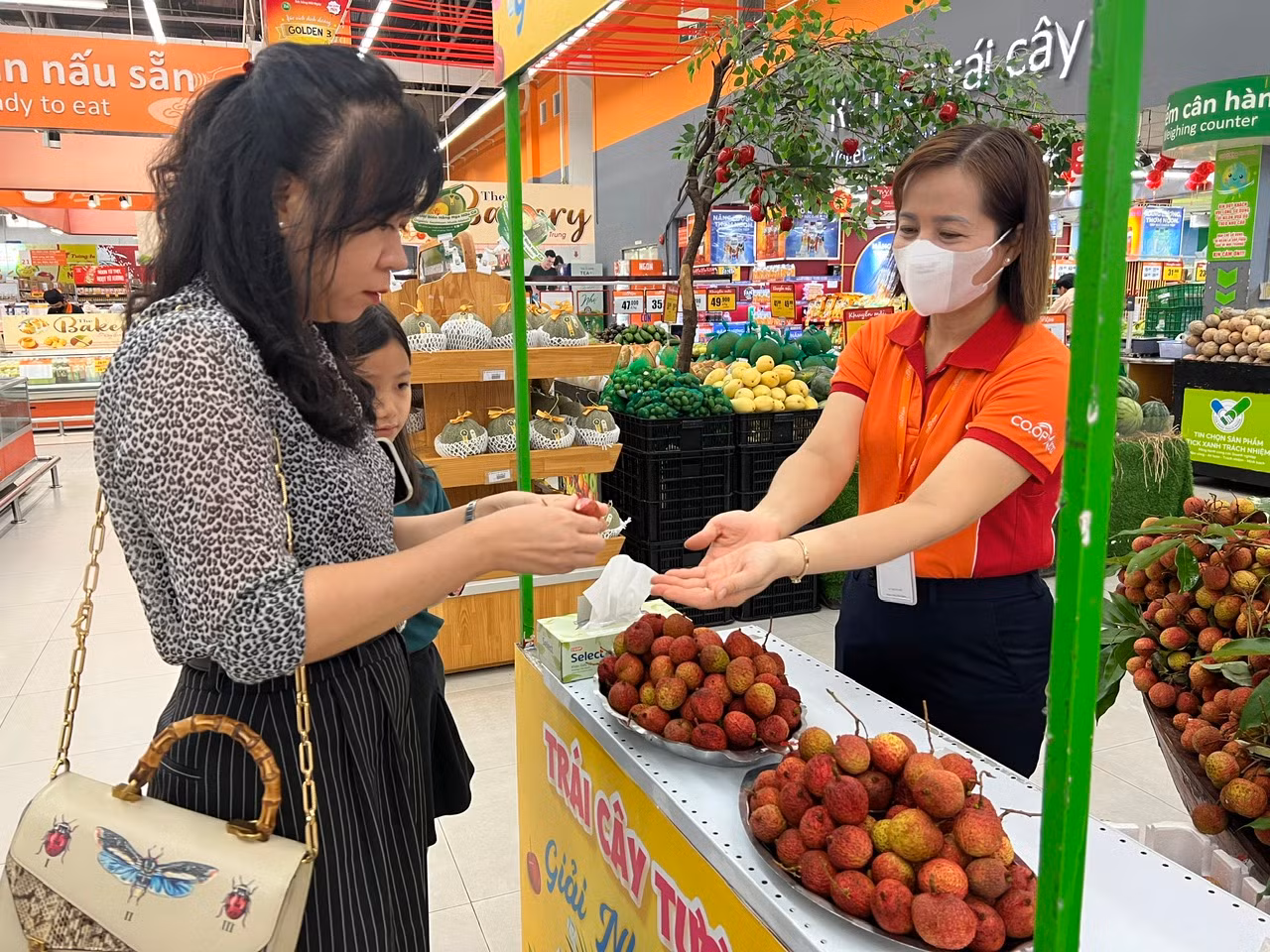 Siêu thị Co.opXtra Linh Trung (TP Thủ Đức) bố trí một quầy giới thiệu vải thiều Bắc Giang, mời khách hàng dùng thử miễn phí. Vải thiều tươi tại siêu thị đang khuyến mãi chỉ có giá 49.000 đồng/kg. Hệ thống Saigon Co.op đã chính thức đưa vải thiều vào bán lẻ tại hơn 800 điểm bán trên toàn quốc, bắt đầu từ năm 2018 đến nay. Năm 2025, hệ thống này đặt mục tiêu tiêu thụ 500 tấn vải thiều, tăng 20% so với năm ngoái.