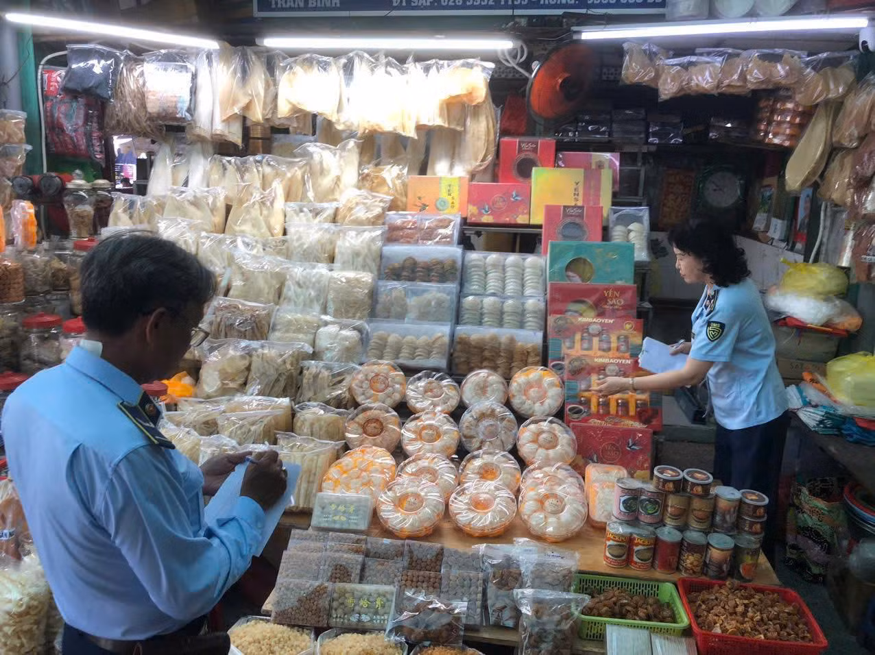 Lực lượng quản lý thị trường TPHCM vừa thu giữ lượng lớn các loại yến sào không rõ nguồn gốc, xuất xứ tại chợ Bình Tây (quận 6).
