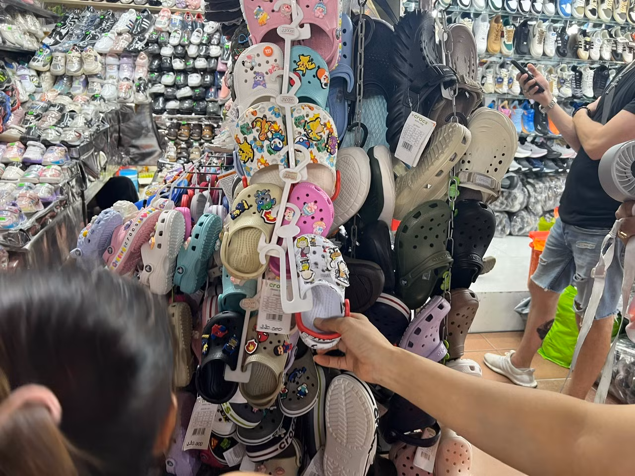 Dép Cross dành cho trẻ em có giá từ 220.000 - 280.000 đồng/đôi, tùy loại. "Hàng chính hãng, đi rất êm chân" - một tiểu thương chợ Bến Thành quảng cáo.