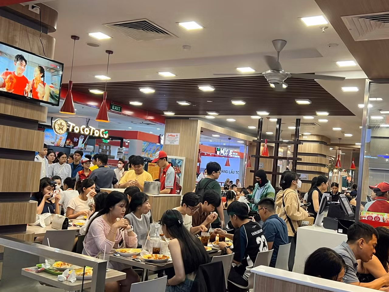 Nhiều quán ăn không còn chỗ trống. Nghỉ lễ là dịp để các bạn trẻ gặp gỡ, hẹn hò nhau nên thường đi từ 5 - 10 người. Nhân viên hàng ăn chạy hết công suất để phục vụ "thượng đế" trong những ngày này.