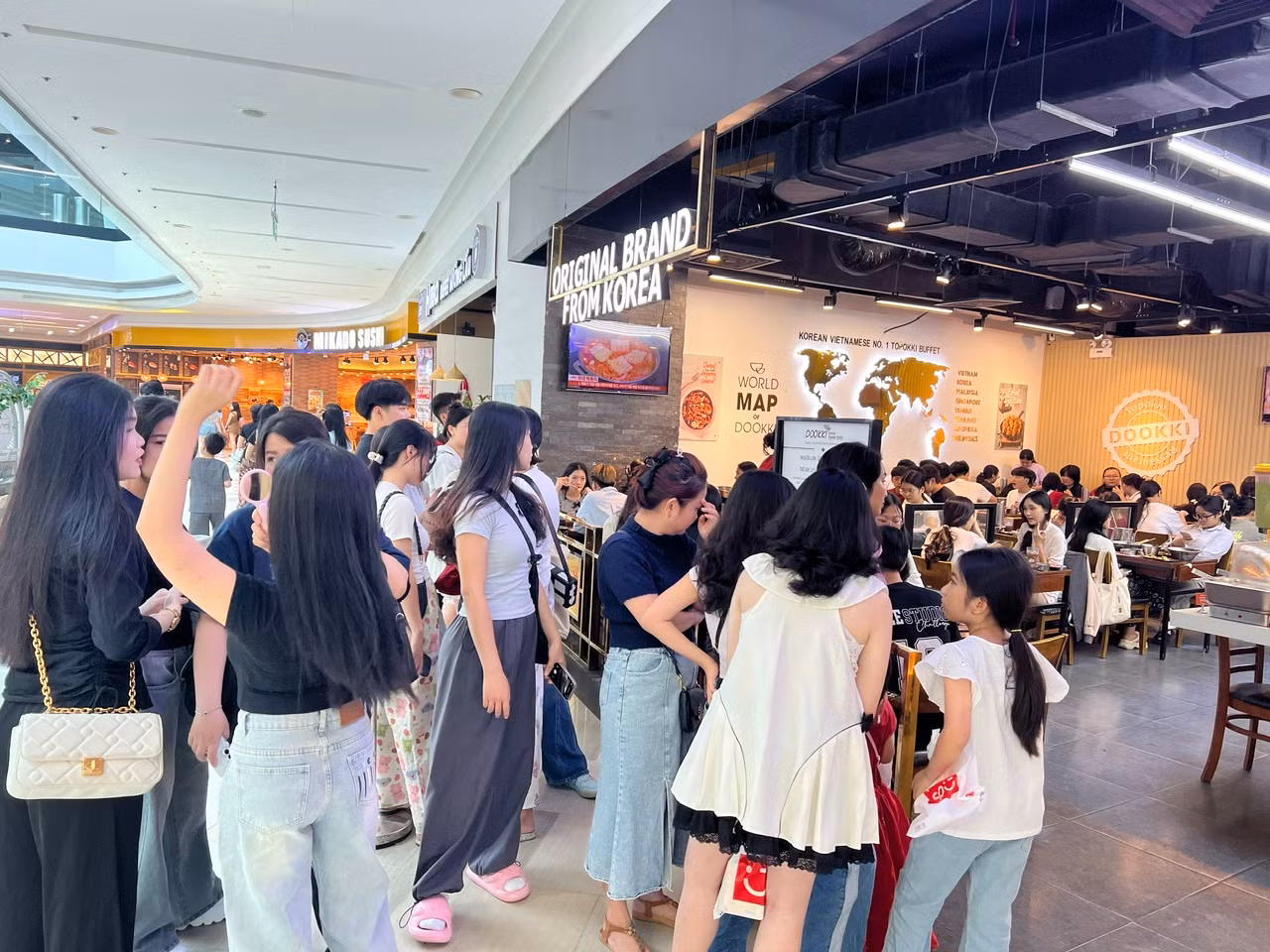 Những ngày này, các hàng ăn luôn trong tình trạng quá tải. Nhiều nhà hàng có giá phải chăng, thức ăn ngon... hầu như không có bàn trống. Khách đến phải xếp hàng bên ngoài và chờ đợi khá lâu mới được xếp chỗ.