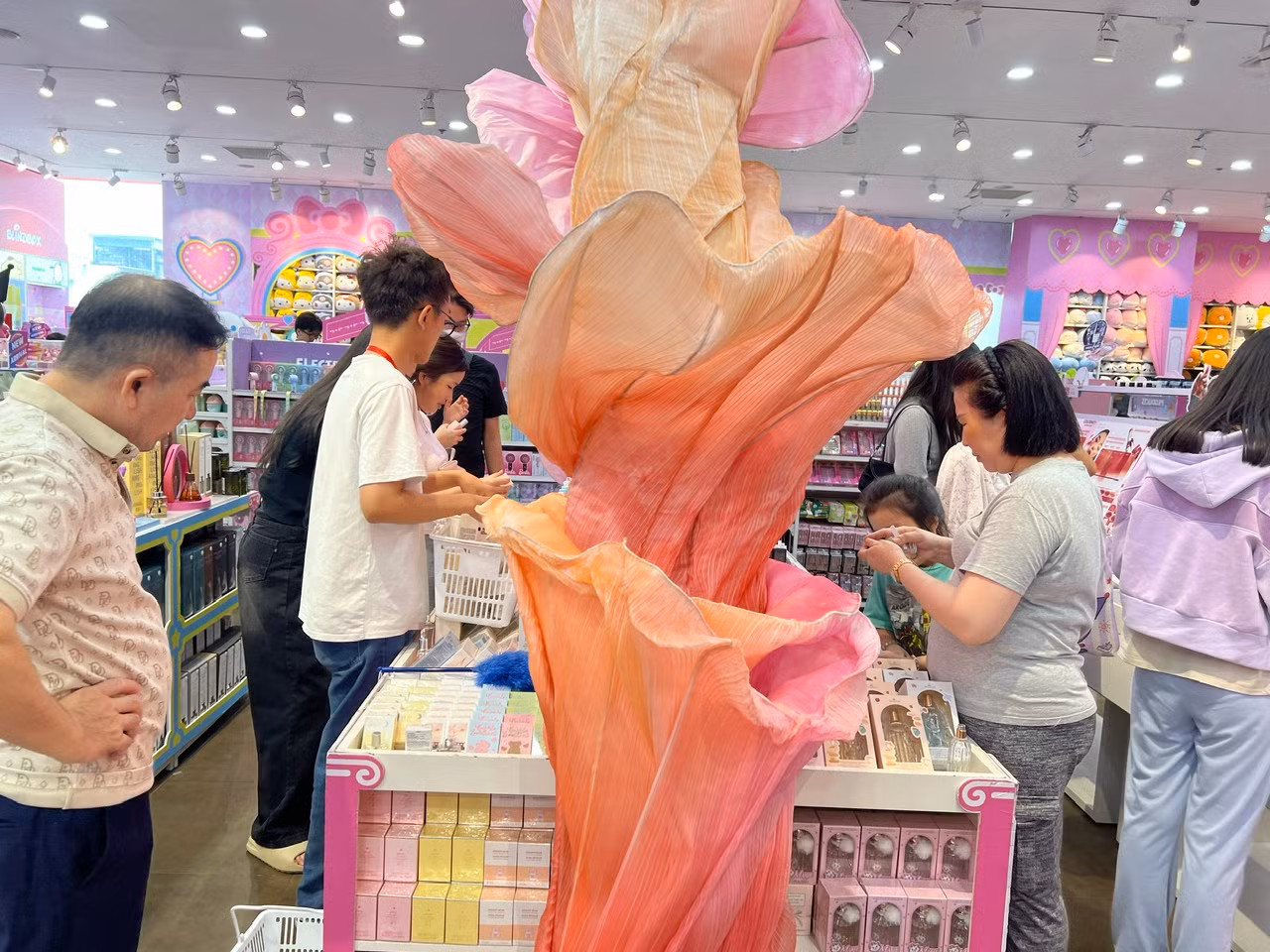 Các quầy hàng mỹ phẩm, quà tặng cũng đông khách tham quan, mua hàng.