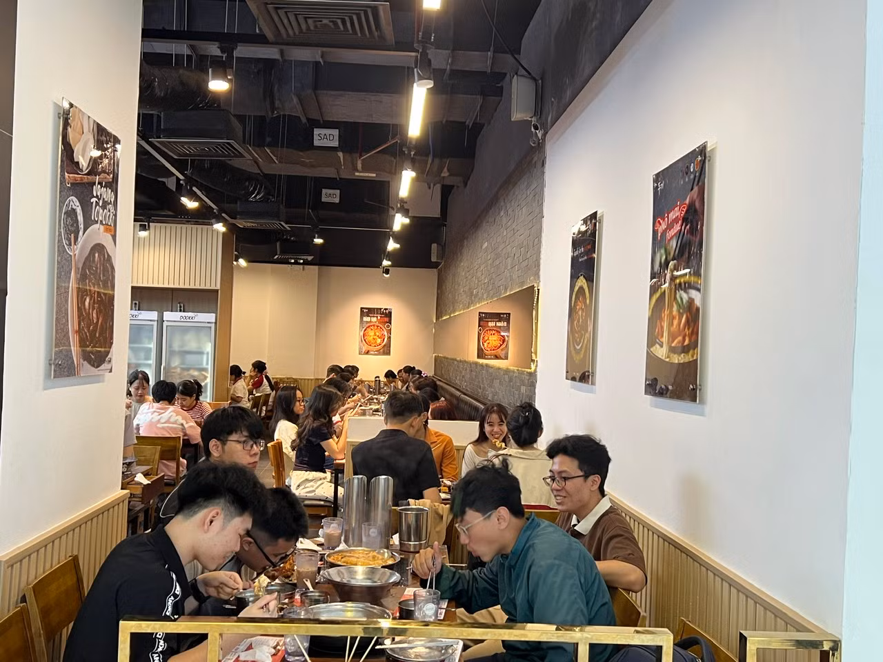 Nhiều quán ăn không còn chỗ trống. Nghỉ lễ là dịp để các bạn trẻ gặp gỡ, hẹn hò nhau nên thường đi từ 5 - 10 người. Nhân viên hàng ăn chạy hết công suất để phục vụ "thượng đế" trong những ngày này.