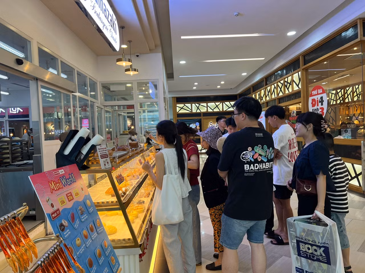 Hầu như các quầy hàng ăn uống nào cũng đông nghịt khách. Trong những ngày lễ, nhiều nhà hàng có thêm khuyến mãi, tặng quà nên càng hút khách hơn.