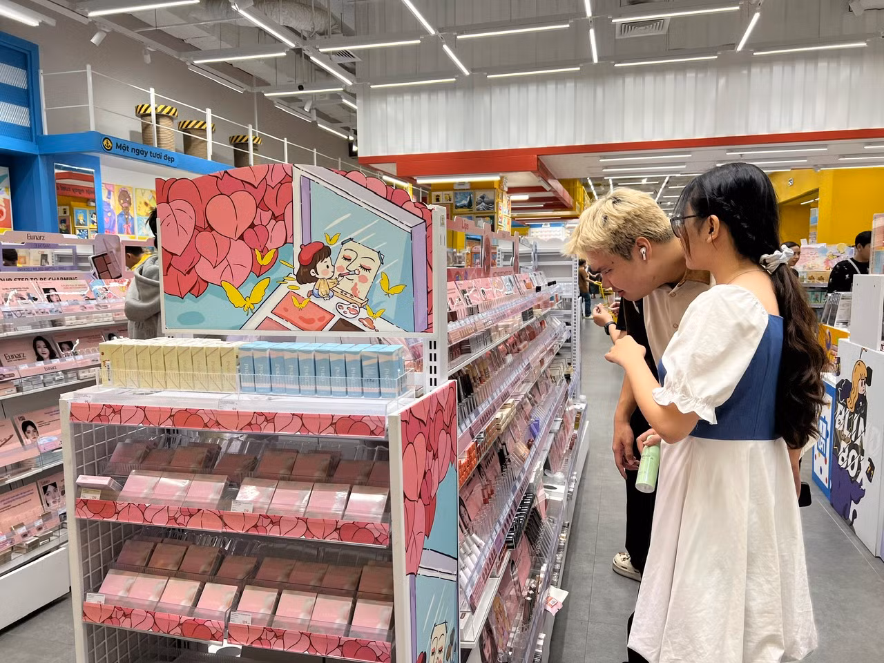 Các quầy hàng mỹ phẩm, quà tặng cũng đông khách tham quan, mua hàng.