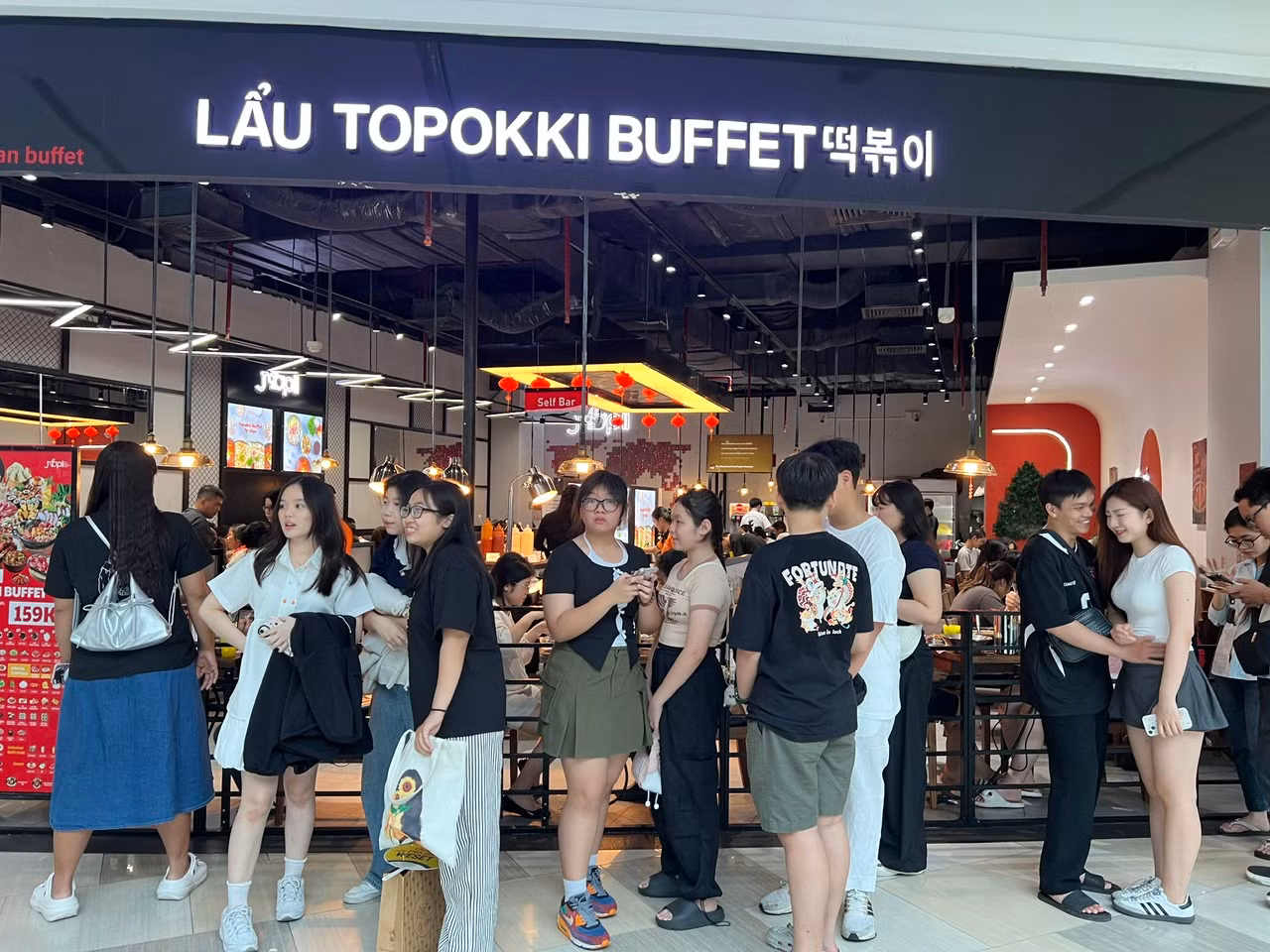 Hầu như các quầy hàng ăn uống nào cũng đông nghịt khách. Trong những ngày lễ, nhiều nhà hàng có thêm khuyến mãi, tặng quà nên càng hút khách hơn.