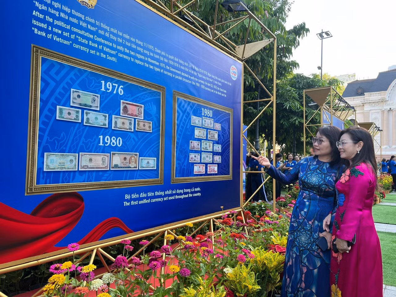 Tại Công trường Lam Sơn (quận 1), Ngân hàng Nhà nước (NHNN) Chi nhánh Khu vực 2 tổ chức triển lãm ảnh với chủ đề “Quá trình hình thành của ngành ngân hàng TPHCM”, kéo dài đến ngày 10/4. Rất đông du khách, bạn trẻ và người dân đến tham quan, tìm hiểu các dịch vụ của ngành ngân hàng gắn với sự phát triển kinh tế của TPHCM.