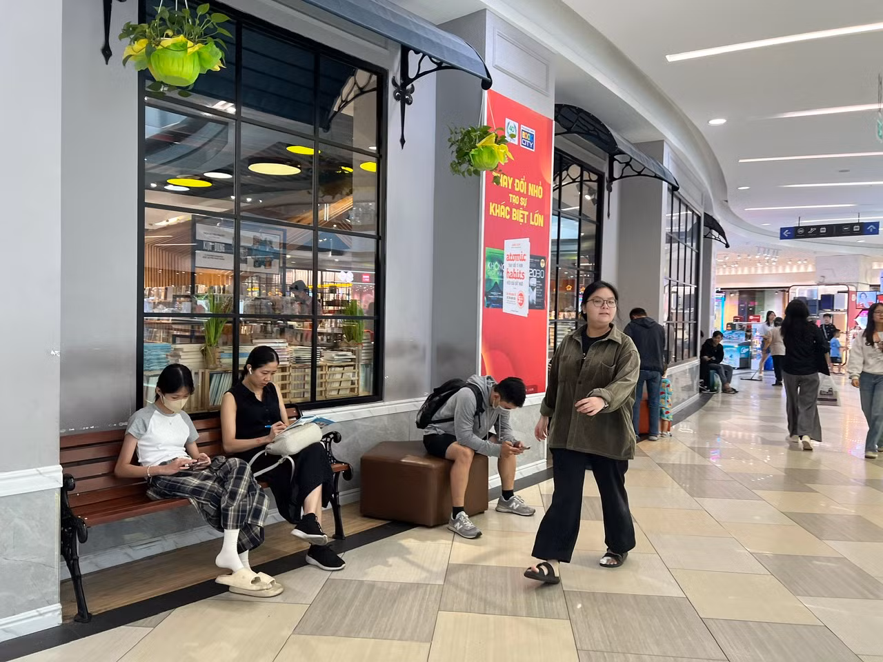 Nhiều khách chờ đợi bên ngoài để được xếp chỗ vào ăn uống.