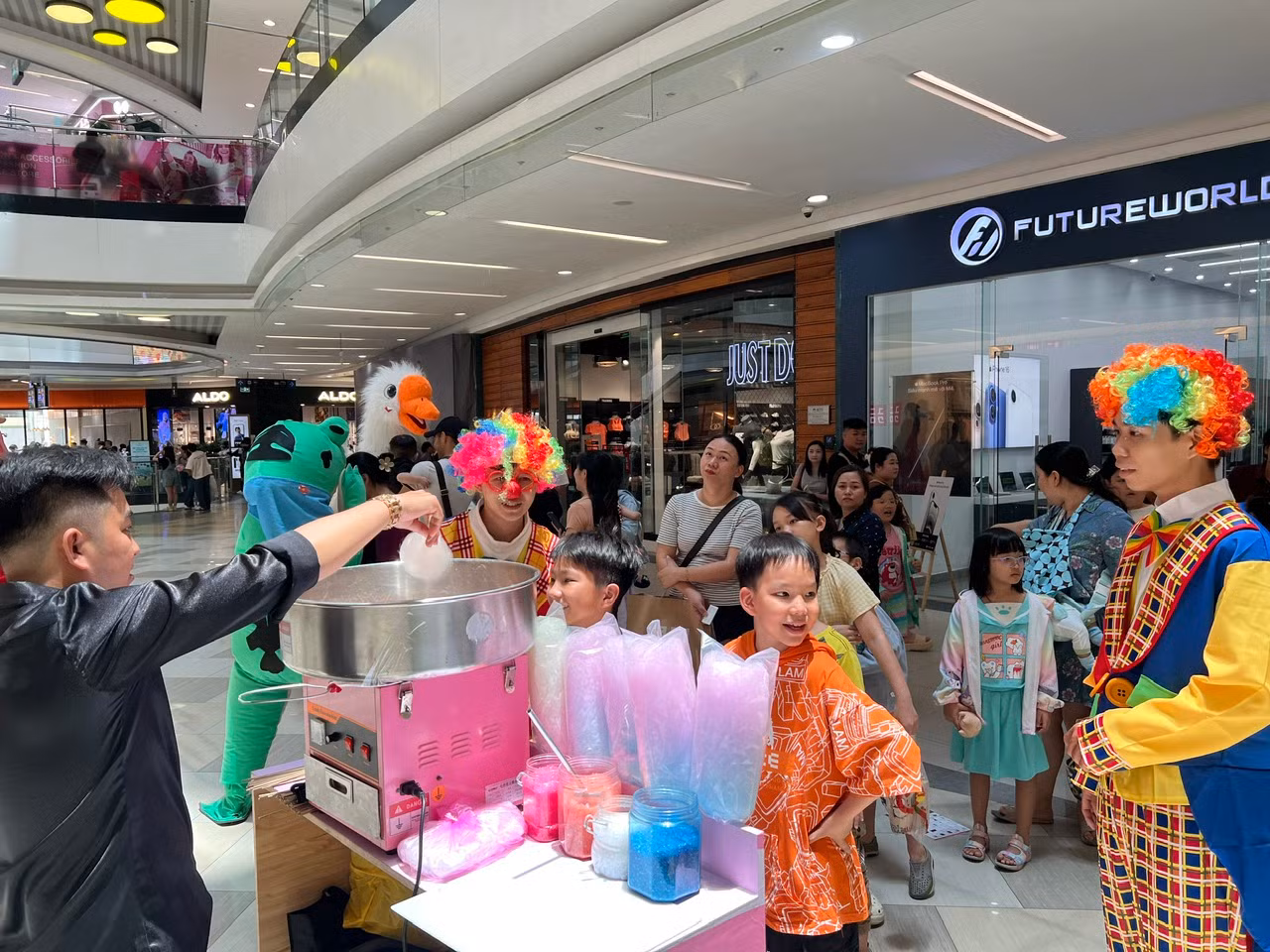 Các em nhỏ hào hứng nhận kẹo bông miễn phí tại Vạn Hạnh Mall (quận 10).