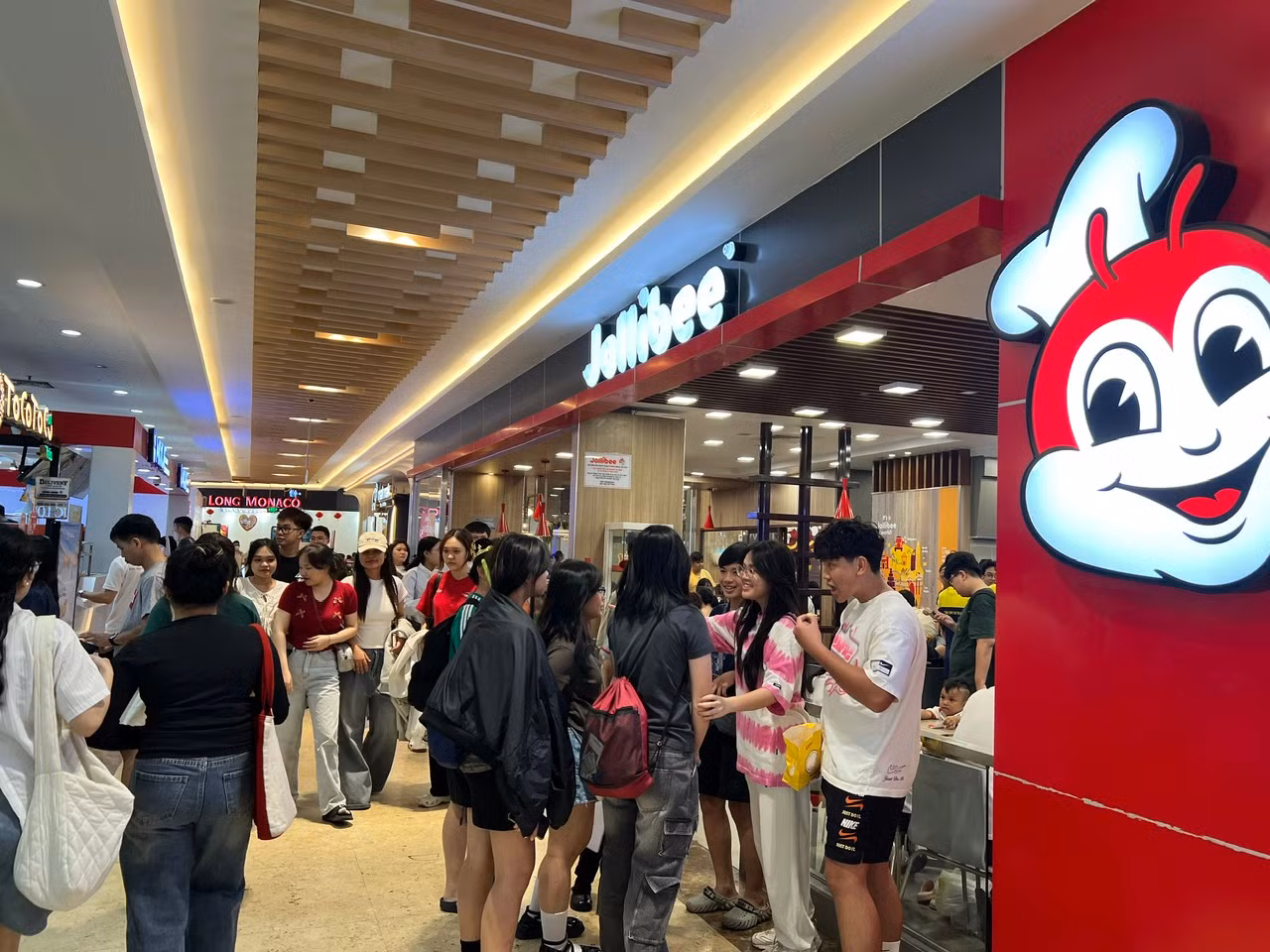 Hầu như các quầy hàng ăn uống nào cũng đông nghịt khách. Trong những ngày lễ, nhiều nhà hàng có thêm khuyến mãi, tặng quà nên càng hút khách hơn.