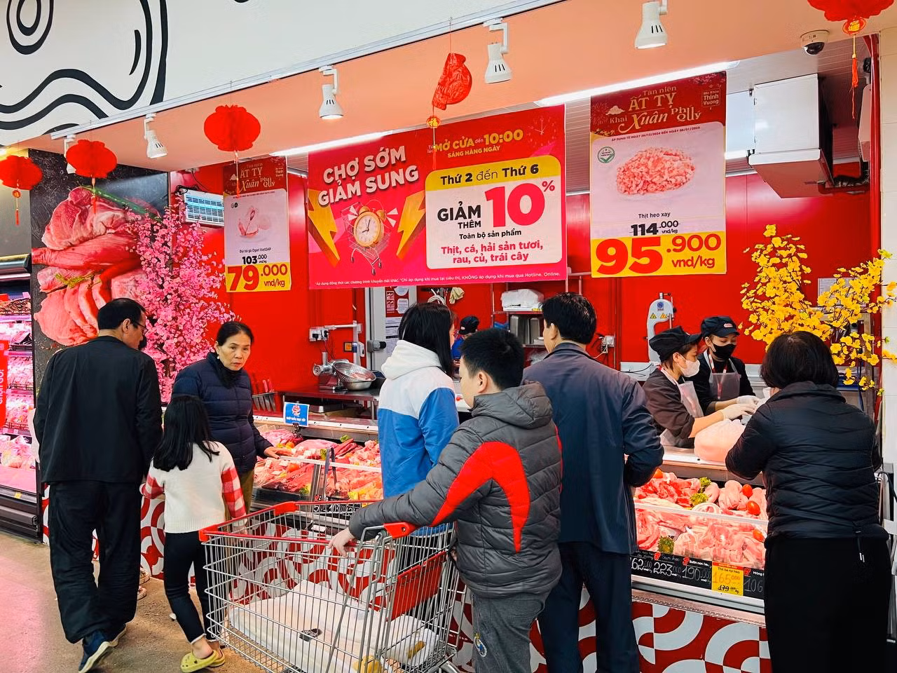 Bà Nguyễn Thị Bích Vân, đại diện Central Retail Việt Nam cho biết: “Trong bối cảnh giá thịt heo leo thang như hiện nay, chúng tôi đã nỗ lực giữ giá thịt heo tươi được thấp nhất, qua đó giảm áp lực chi tiêu cho người tiêu dùng. "Chúng tôi giảm bớt khâu trung gian nhằm mang lại giá tốt nhất cho người tiêu dùng. Nguồn gốc xuất xứ luôn được minh bạch và rõ ràng” - bà Vân nói.