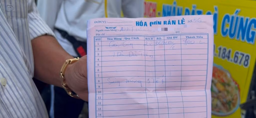 Nhiều khách hàng có kinh nghiệm mua hàng ở các tiệm này nhiều năm, đều chủ động đặt hàng và thanh toán tiền từ trước Tết. Ông Tuấn (ngụ quận 5) cho biết, đã đặt trước từ 26 tháng Chạp, đến là lấy được gà ngay mà không phải xếp hàng chờ đợi. Nhiều khách hàng có kinh nghiệm mua hàng ở các tiệm này nhiều năm, đều chủ động đặt hàng và thanh toán tiền từ trước Tết. Ông Tuấn (ngụ quận 5) cho biết, đã đặt trước từ 26 tháng Chạp, đến là lấy được gà ngay mà không phải xếp hàng chờ đợi.