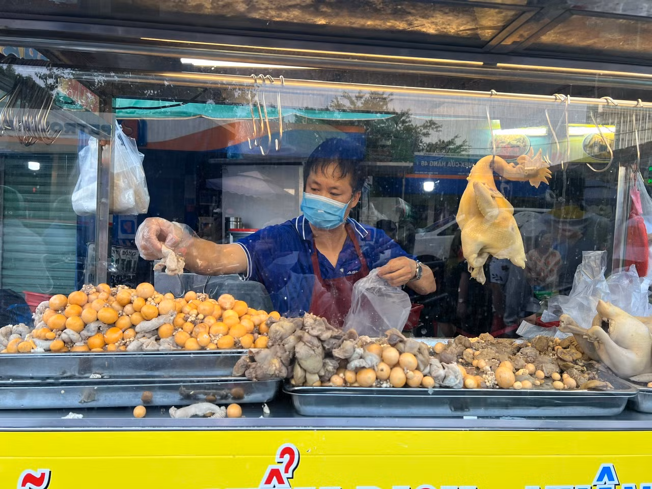 Một phần gà gồm một con gà luộc đã chéo cánh, gỏi, cháo gà có giá 350.000 đồng, tăng so với ngày thường 20.000 đồng. Khách còn có thể mua thêm lòng gà, trứng gà non, xôi gấc có giá 40.000 đồng/hộp. "Chỉ riêng trong ngày mùng 3 tết, chúng tôi dự kiến phục vụ khoảng 1.000 con gà cúng cho khách hàng, đa số mọi người mua để bày mâm cúng đưa ông bà nên mua rất sớm" - chủ một tiệm gà cho biết. Một phần gà gồm một con gà luộc đã chéo cánh, gỏi, cháo gà có giá 350.000 đồng, tăng so với ngày thường 20.000 đồng. Khách còn có thể mua thêm lòng gà, trứng gà non, xôi gấc có giá 40.000 đồng/hộp. "Chỉ riêng trong ngày mùng 3 tết, chúng tôi dự kiến phục vụ khoảng 1.000 con gà cúng cho khách hàng, đa số mọi người mua để bày mâm cúng đưa ông bà nên mua rất sớm" - chủ một tiệm gà cho biết.