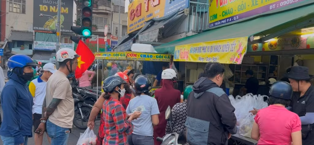 Lúc 9 giờ, khách đến rất đông, xếp thành hàng dài... Lúc 9 giờ, khách đến rất đông, xếp thành hàng dài...