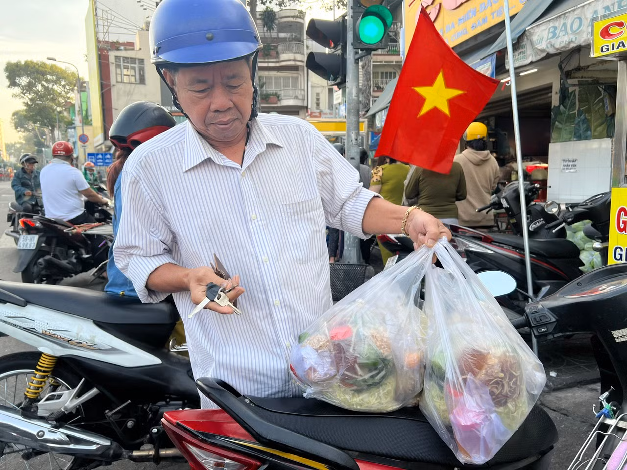 Ông Tuấn hài lòng vì mua được 2 phần gà để bày mâm cúng kịp giờ trưa. Ông Tuấn hài lòng vì mua được 2 phần gà để bày mâm cúng kịp giờ trưa.