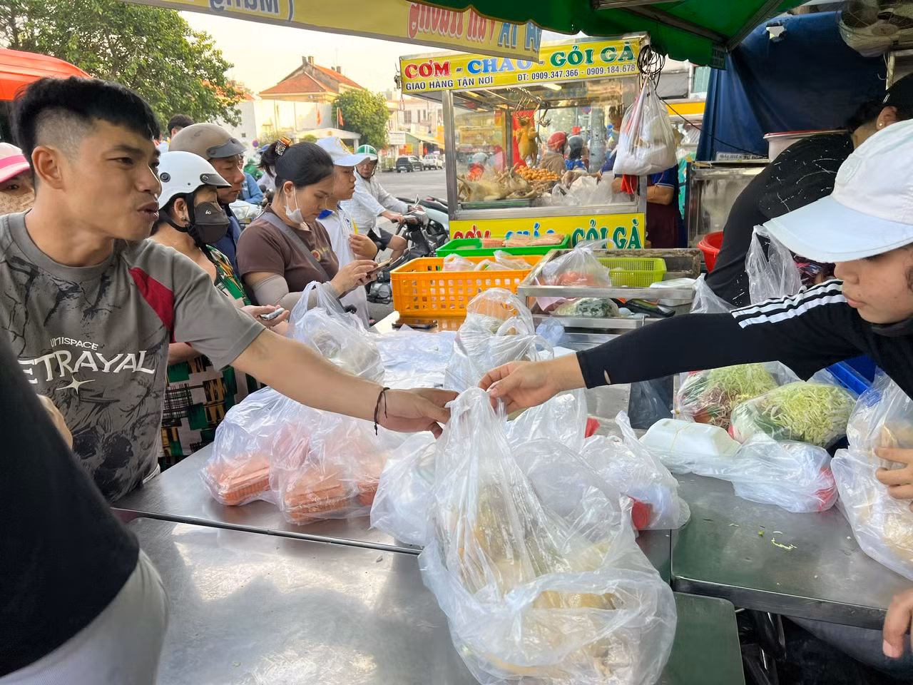 Sáng sớm ngày 31/1 (mùng 3 Tết), trên đường Trần Phú, quận 5, TPHCM, những tiệm kinh doanh cơm, cháo, gỏi gà mở cửa từ 4 giờ sáng để phục vụ khách mua gà cúng. Tuy nhiên, tầm 7 giờ sáng, lượng khách mới bắt đầu nhộn nhịp. Sáng sớm ngày 31/1 (mùng 3 Tết), trên đường Trần Phú, quận 5, TPHCM, những tiệm kinh doanh cơm, cháo, gỏi gà mở cửa từ 4 giờ sáng để phục vụ khách mua gà cúng. Tuy nhiên, tầm 7 giờ sáng, lượng khách mới bắt đầu nhộn nhịp.