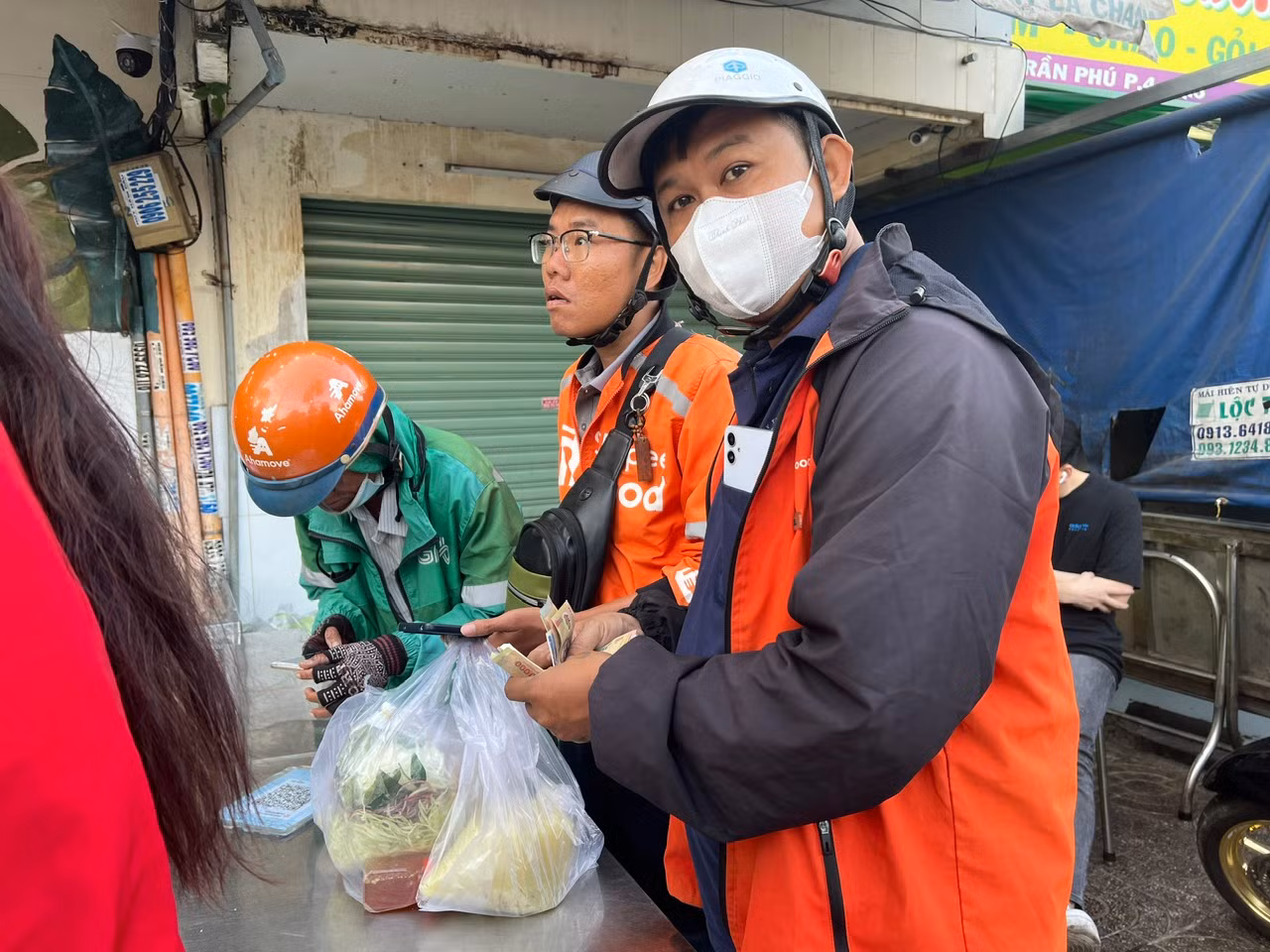 Các shipper có đơn hàng từ lúc sáng sớm. Các shipper có đơn hàng từ lúc sáng sớm.