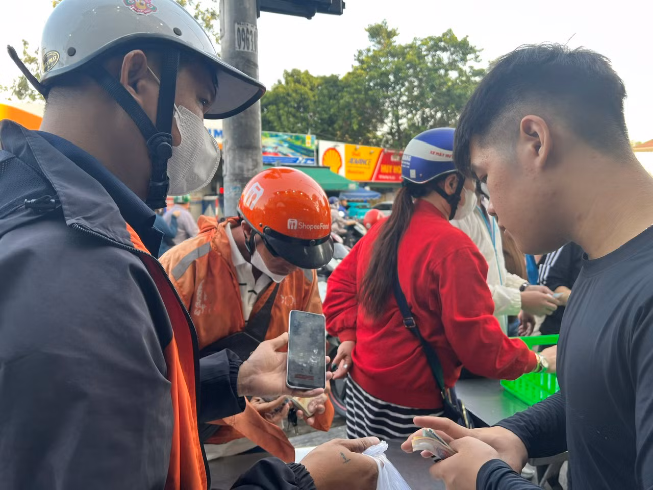 Shipper cũng liên tục nổ đơn hàng mua hộ và giao gà trong sáng mùng 3 Tết. "Chỉ trong vòng 2 giờ đồng hồ, tôi đã nhận giao 7 đơn hàng mua gà tại đây. Tuy phải chờ đợi nhưng rất vui vì hôm nay "vô mánh" - một người giao hàng công nghệ chia sẻ. Shipper cũng liên tục nổ đơn hàng mua hộ và giao gà trong sáng mùng 3 Tết. "Chỉ trong vòng 2 giờ đồng hồ, tôi đã nhận giao 7 đơn hàng mua gà tại đây. Tuy phải chờ đợi nhưng rất vui vì hôm nay "vô mánh" - một người giao hàng công nghệ chia sẻ.