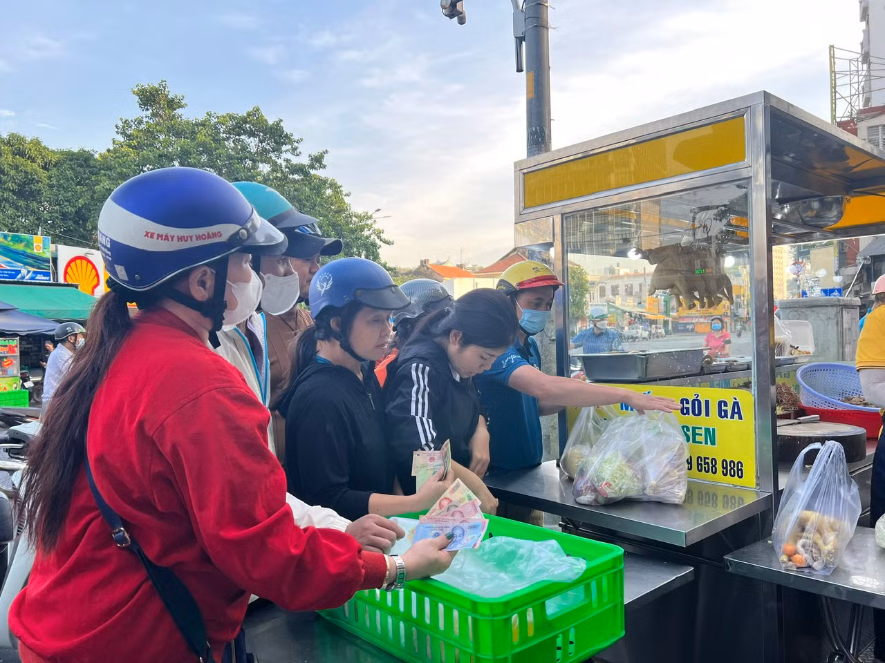 Nhiều người cầm sẵn tiền trên tay để chờ nhận gà. Trung bình, khách chờ khoảng 15 phút mới đến lượt, nhưng trong trường hợp hết gà và chờ luộc, khách phải chờ đợi khoảng 30 phút - 1 giờ đồng hồ. Nhiều người cầm sẵn tiền trên tay để chờ nhận gà. Trung bình, khách chờ khoảng 15 phút mới đến lượt, nhưng trong trường hợp hết gà và chờ luộc, khách phải chờ đợi khoảng 30 phút - 1 giờ đồng hồ.