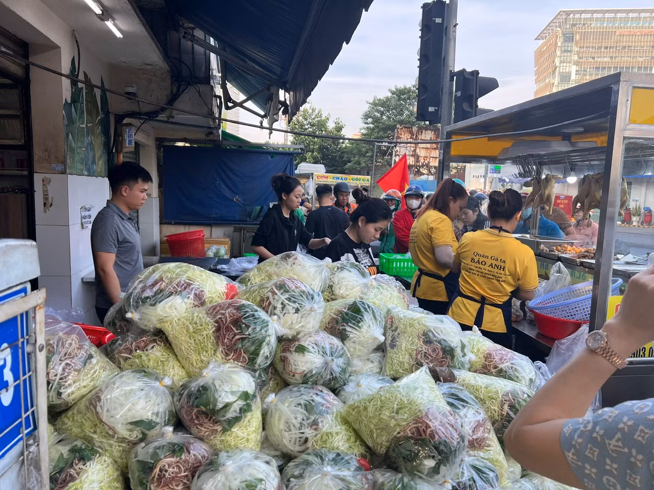 Các phần gỏi đã được làm sẵn từ đêm hôm trước. Các phần gỏi đã được làm sẵn từ đêm hôm trước.